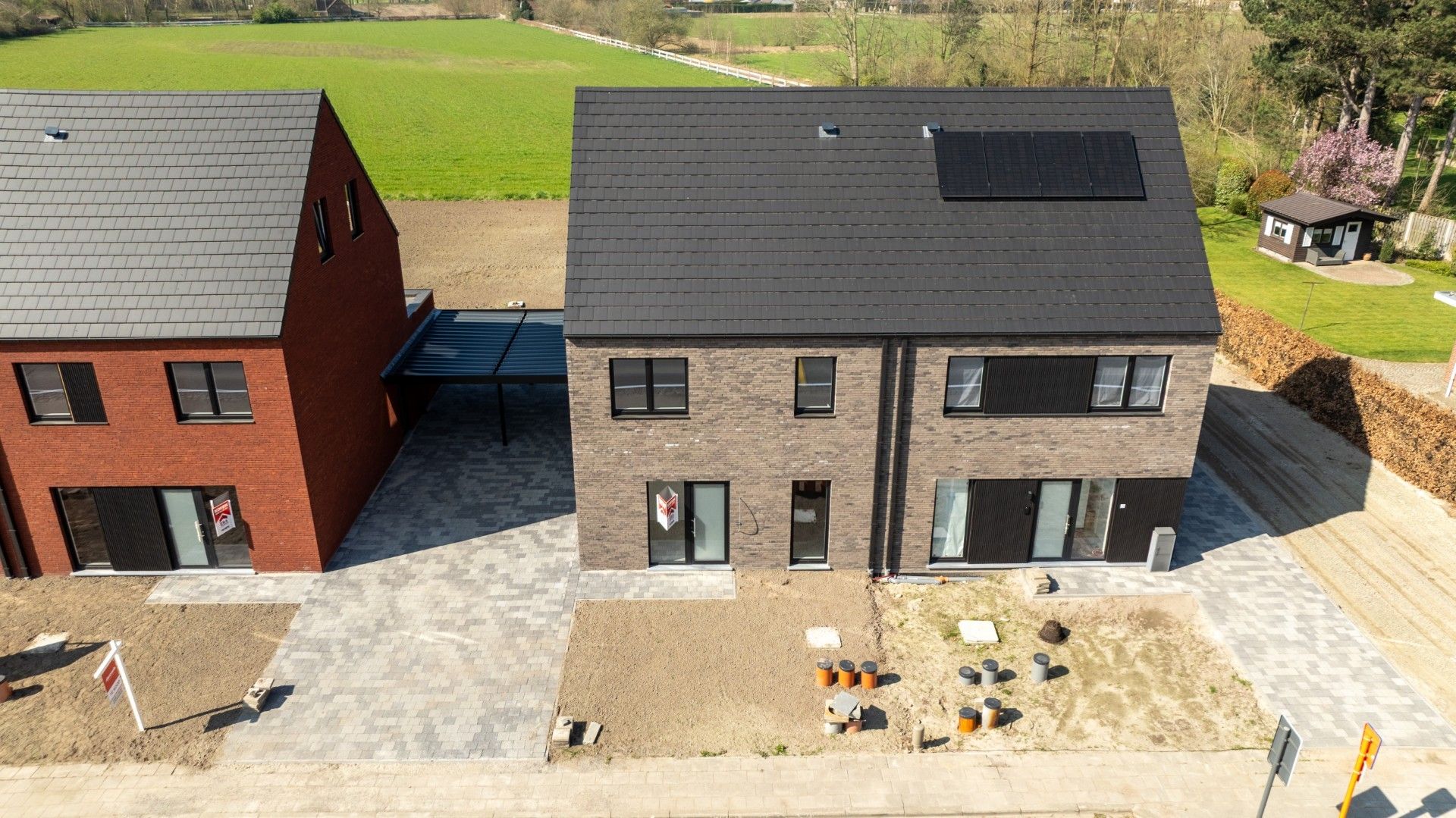 Energiezuinige halfopen bebouwing met zongerichte tuin foto {{pictureIndex}}