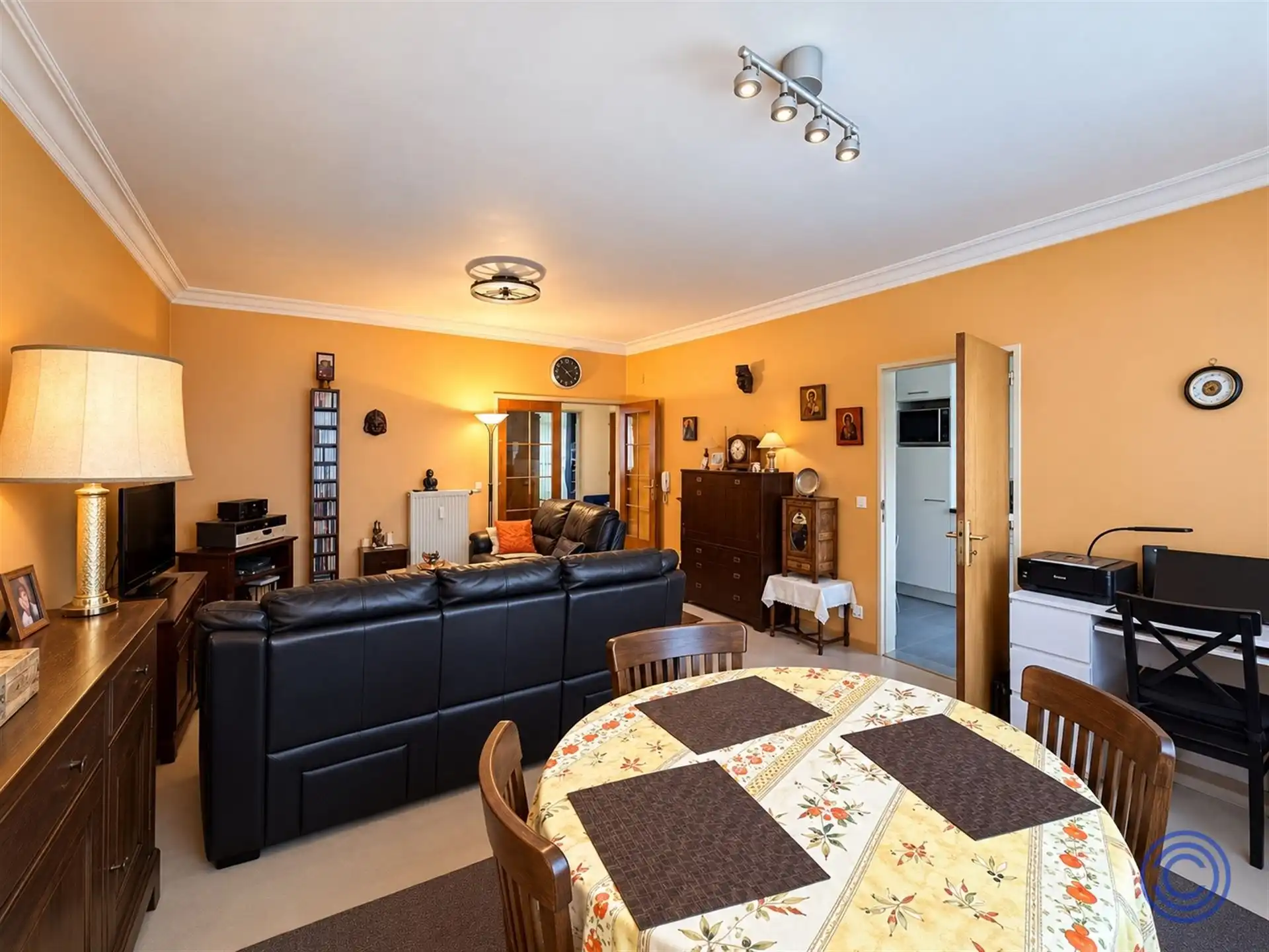 Op te frissen 2-slpk appartement met terras in rustige woonwijk! foto 4