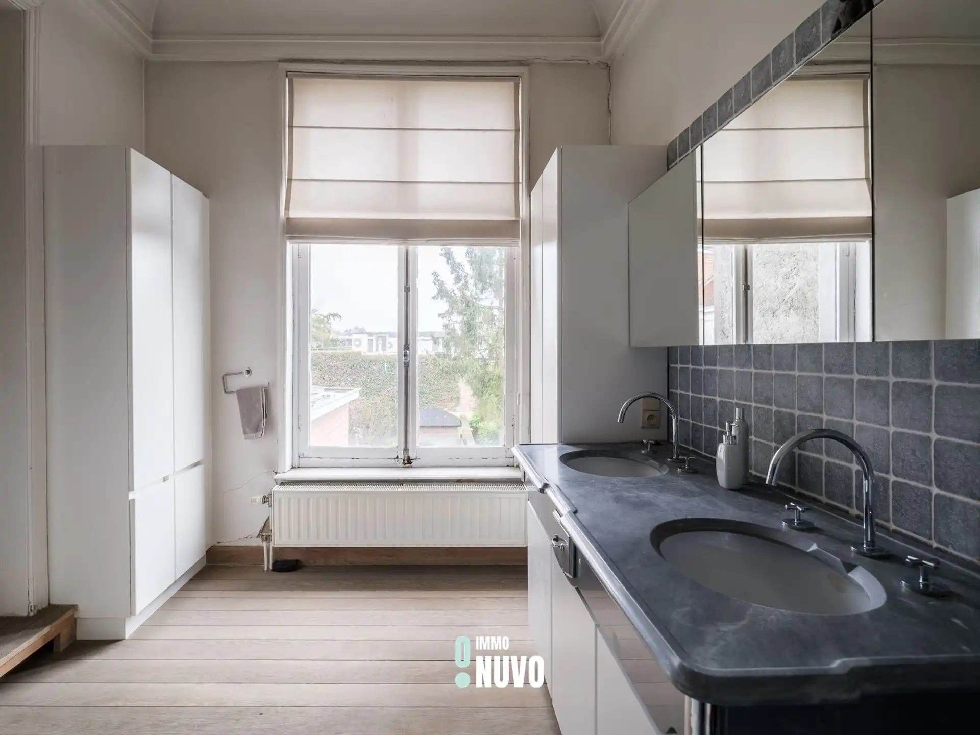 Exclusief herenhuis met handelspand op toplocatie te Aalst. foto 12