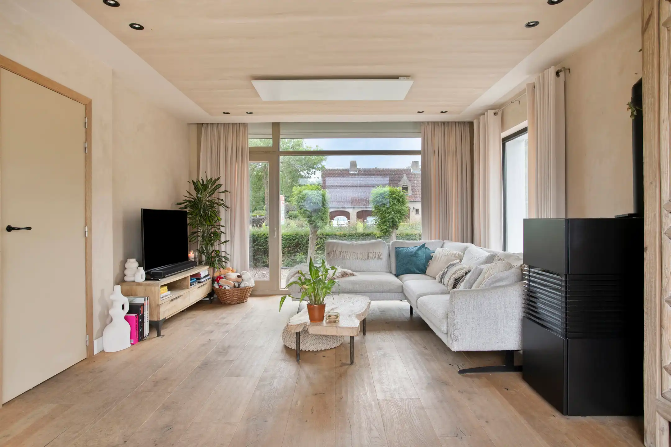 Volledig gerenoveerde vrijstaande woning met garage foto 9