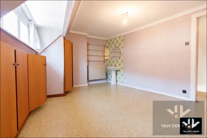 Ruime en goed gelegen te moderniseren rijwoning met gezellige binnekoer, garage en/of atelier foto 22