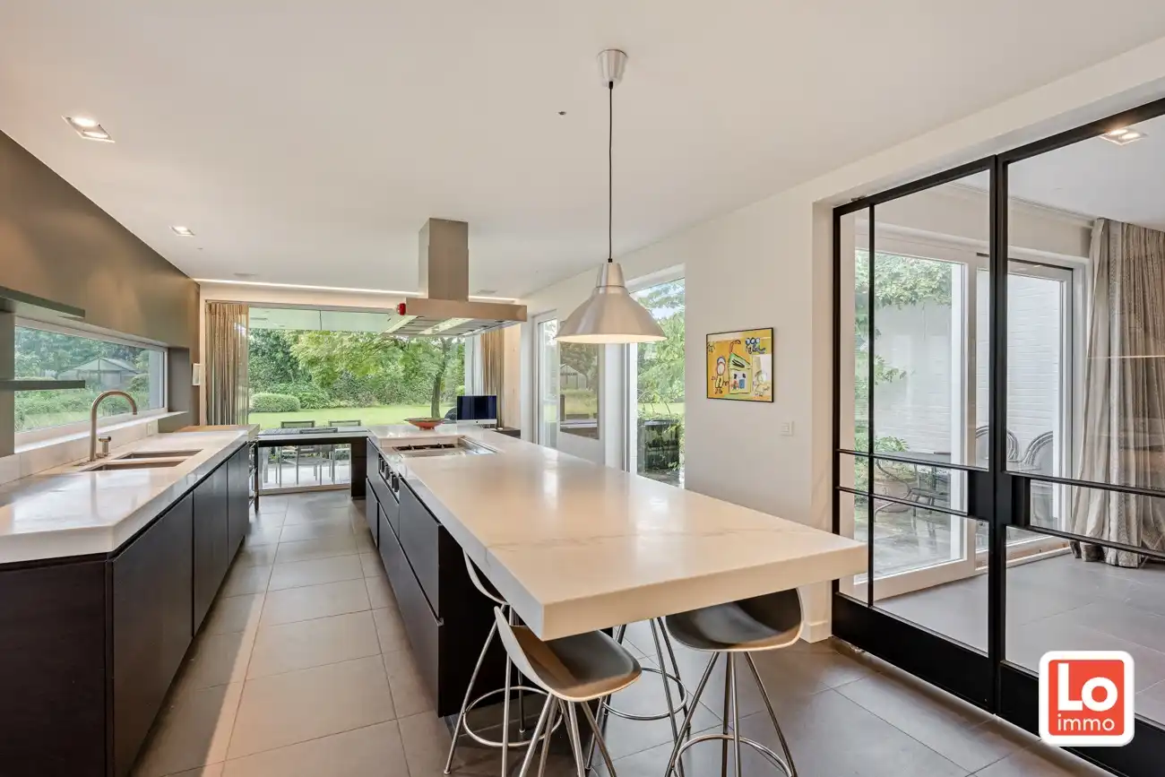 IN OPTIE! Mooie villa met prachtige tuin en zwembad foto {{pictureIndex}}