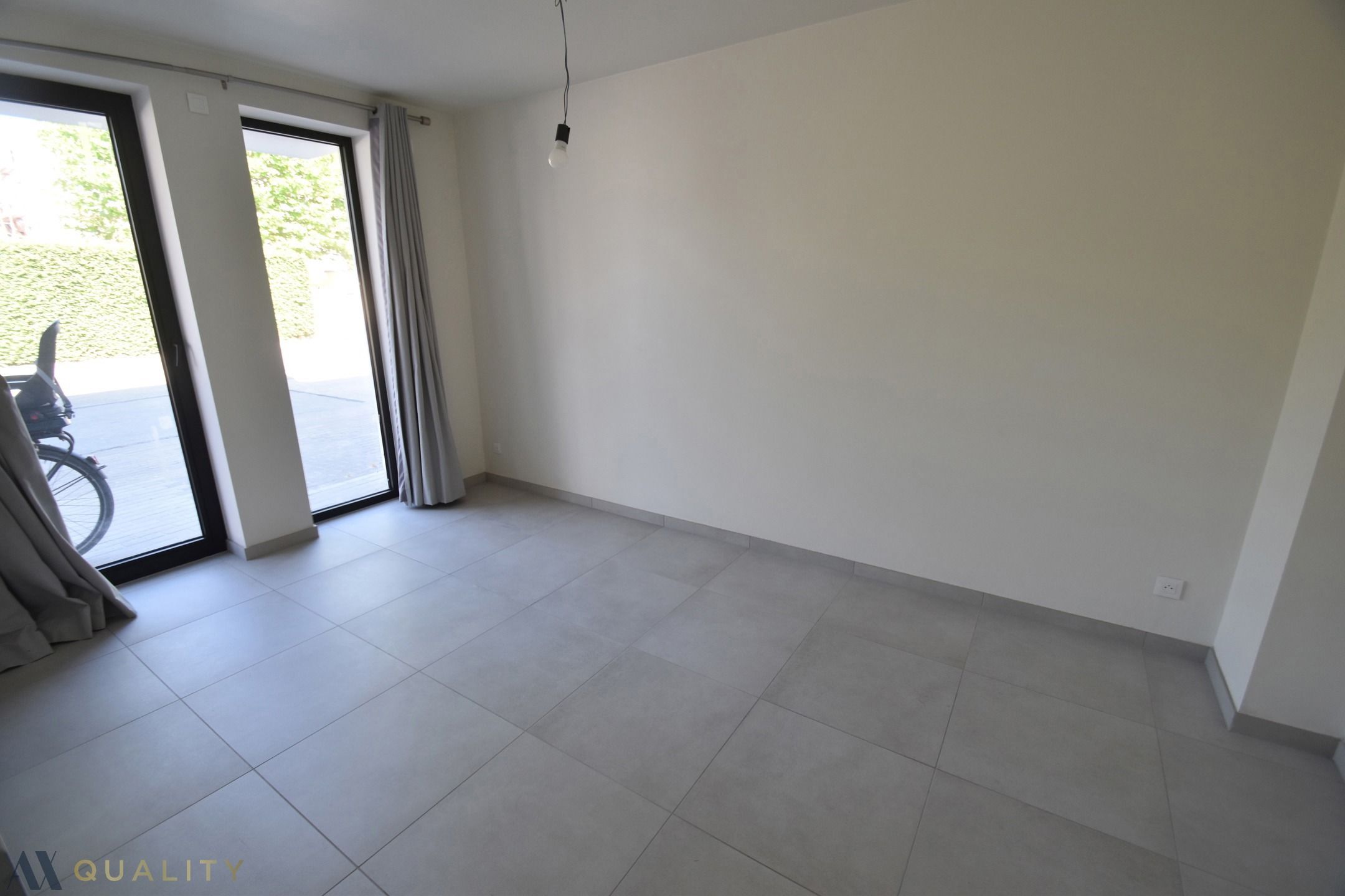 Energiezuinig recent gelijkvloers 2-slpk. appt met terr., tuin en autostaanplaats foto 9