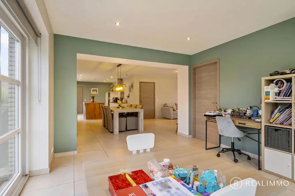 Ruime hedendaagse villa met zwembad in een gegeerde residentiële omgeving foto 7