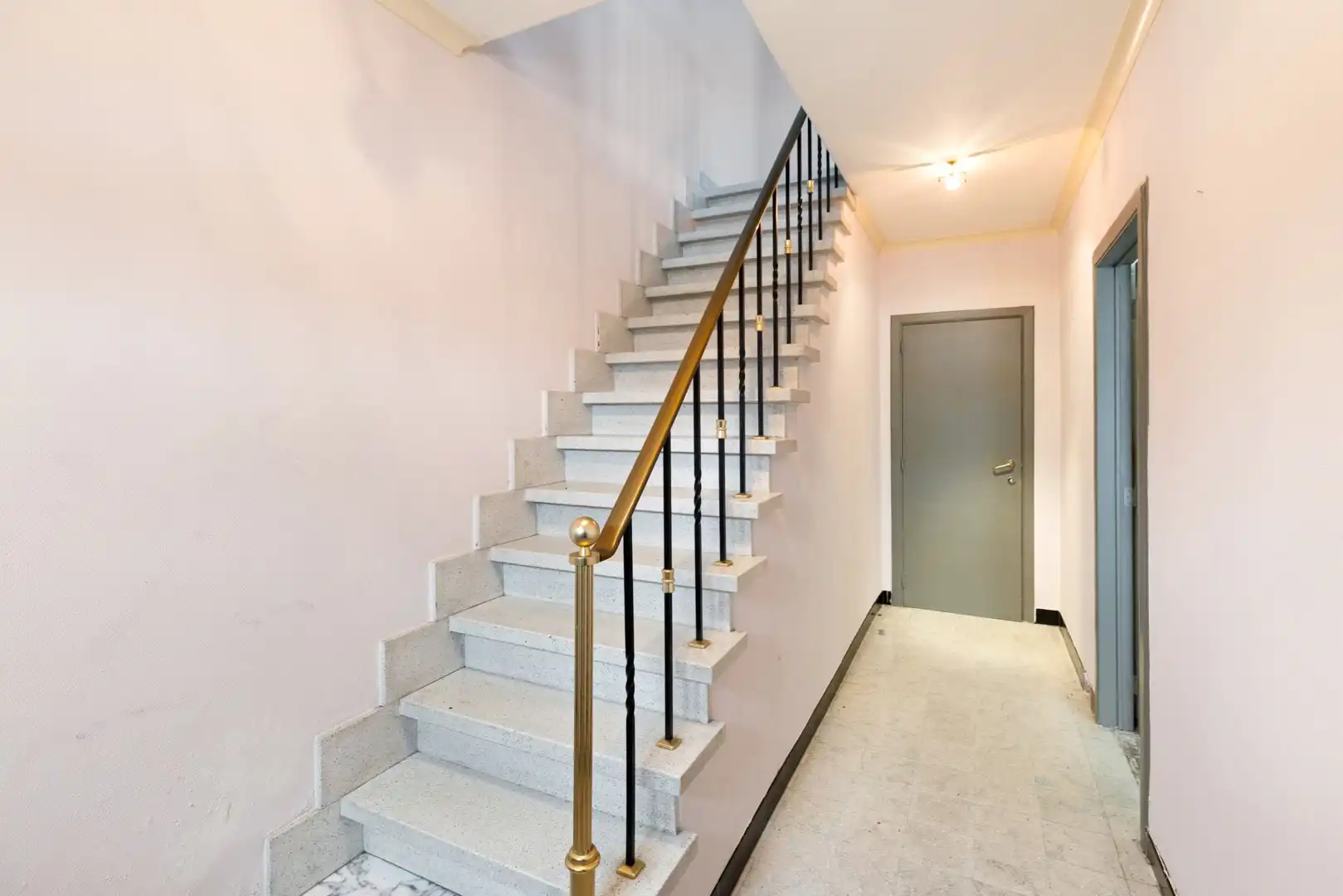 Ruime vrijstaande gezinswoning met tuin en garage foto 8