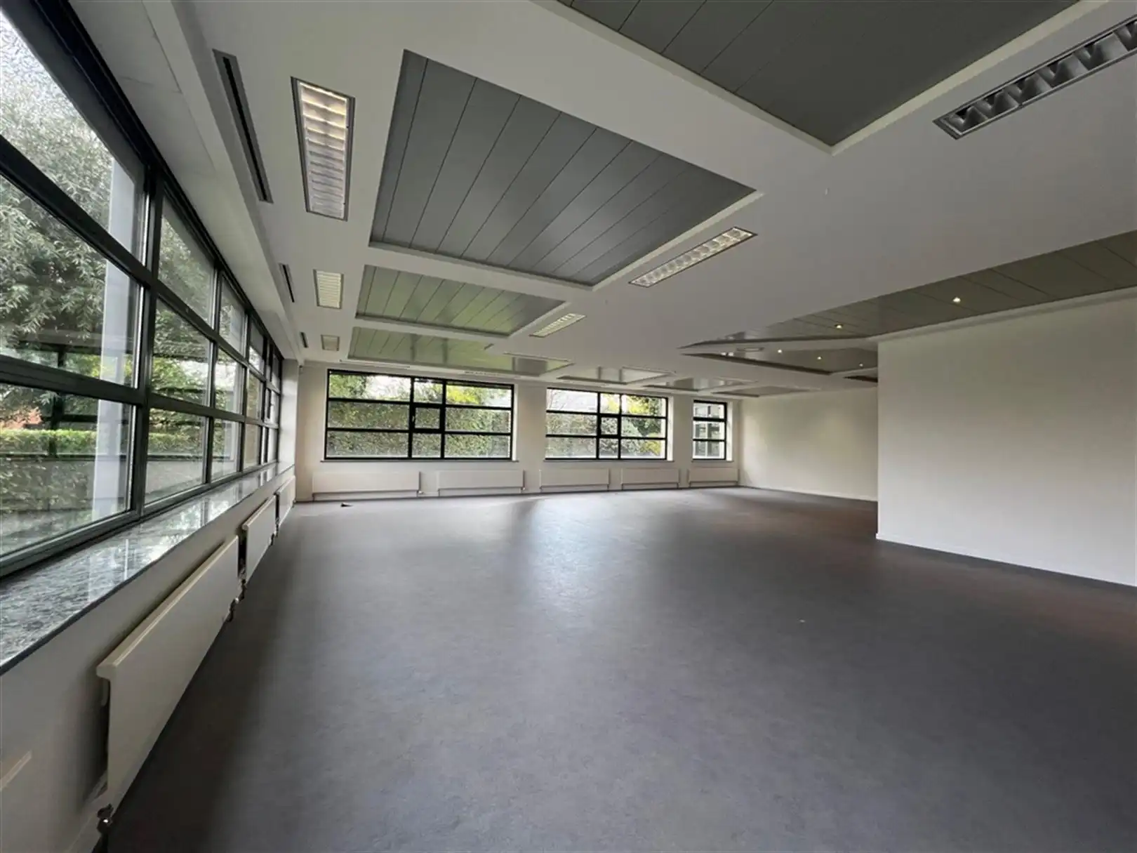 Instapklaar kantoor met gemeenschappelijke keuken en zicht op groen foto 2