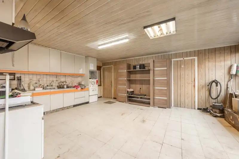 🏡 Te renoveren HALFOPEN woning met 3 slaapkamers, grote garage met uitweg achteraan TE KOOP in het hartje van Sint-Baafs-Vijve! foto 5