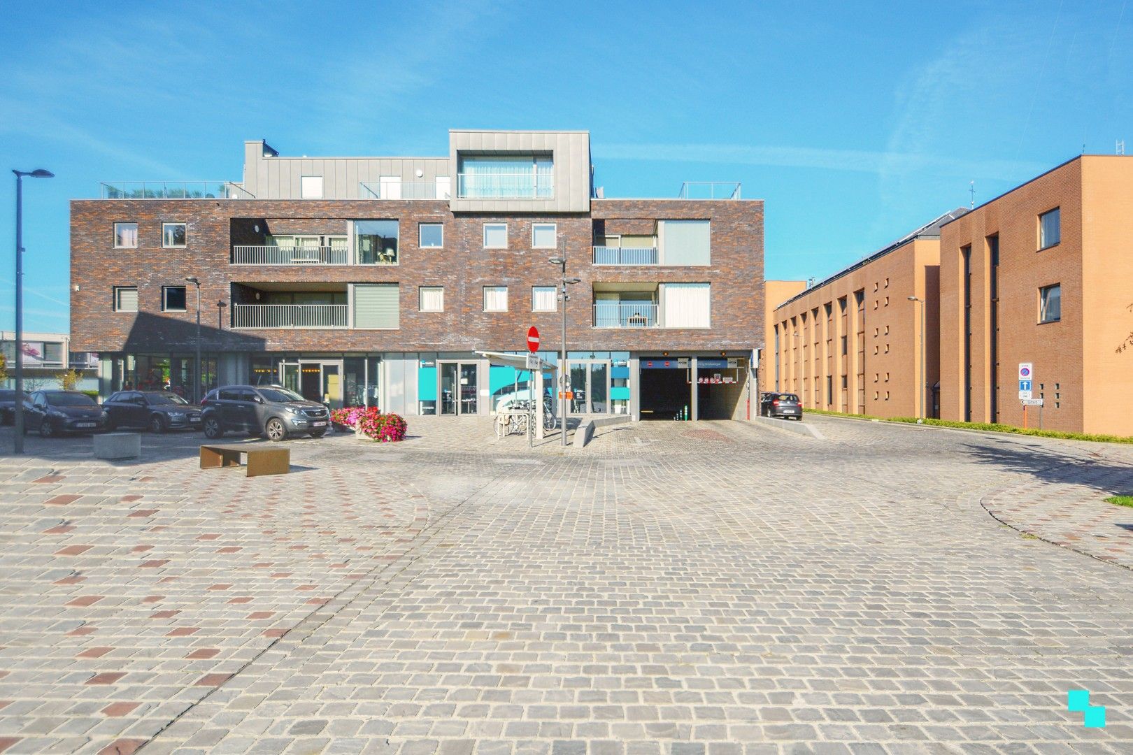 Parkeerplaats in een afgesloten parkeerkelder op een toplocatie in Merelbeke. foto {{pictureIndex}}