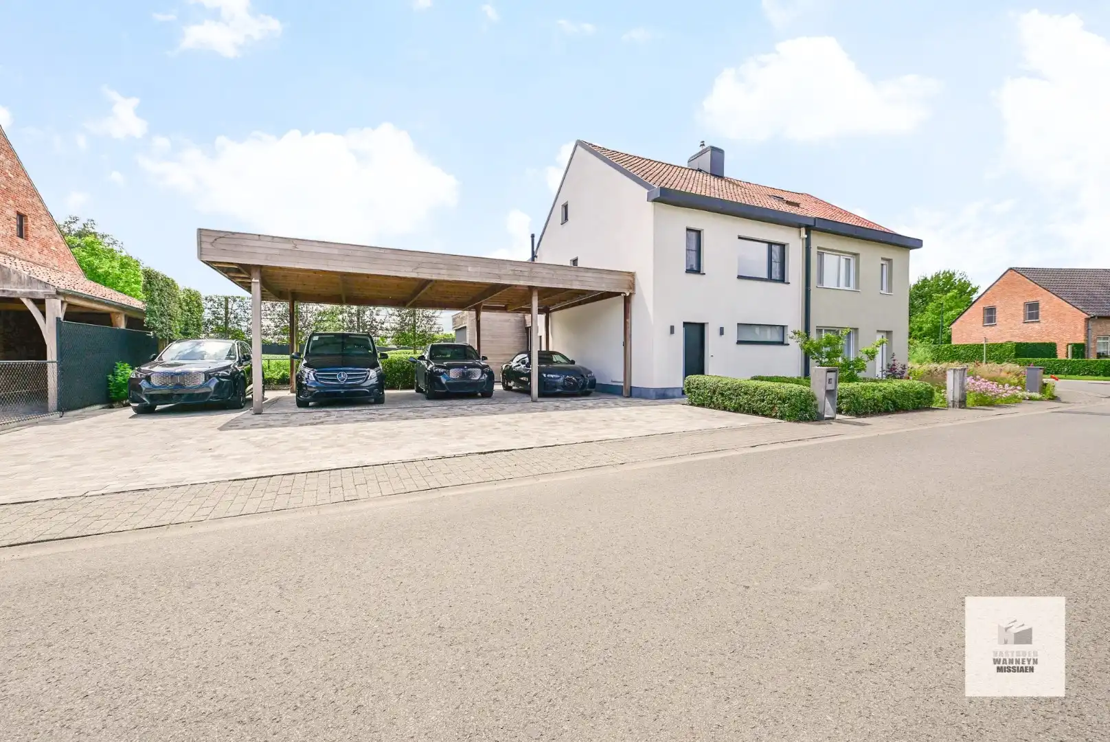 Energiezuinige woning met 4 slaapkamers, prachtige tuin met grote/hoge carport . foto 2