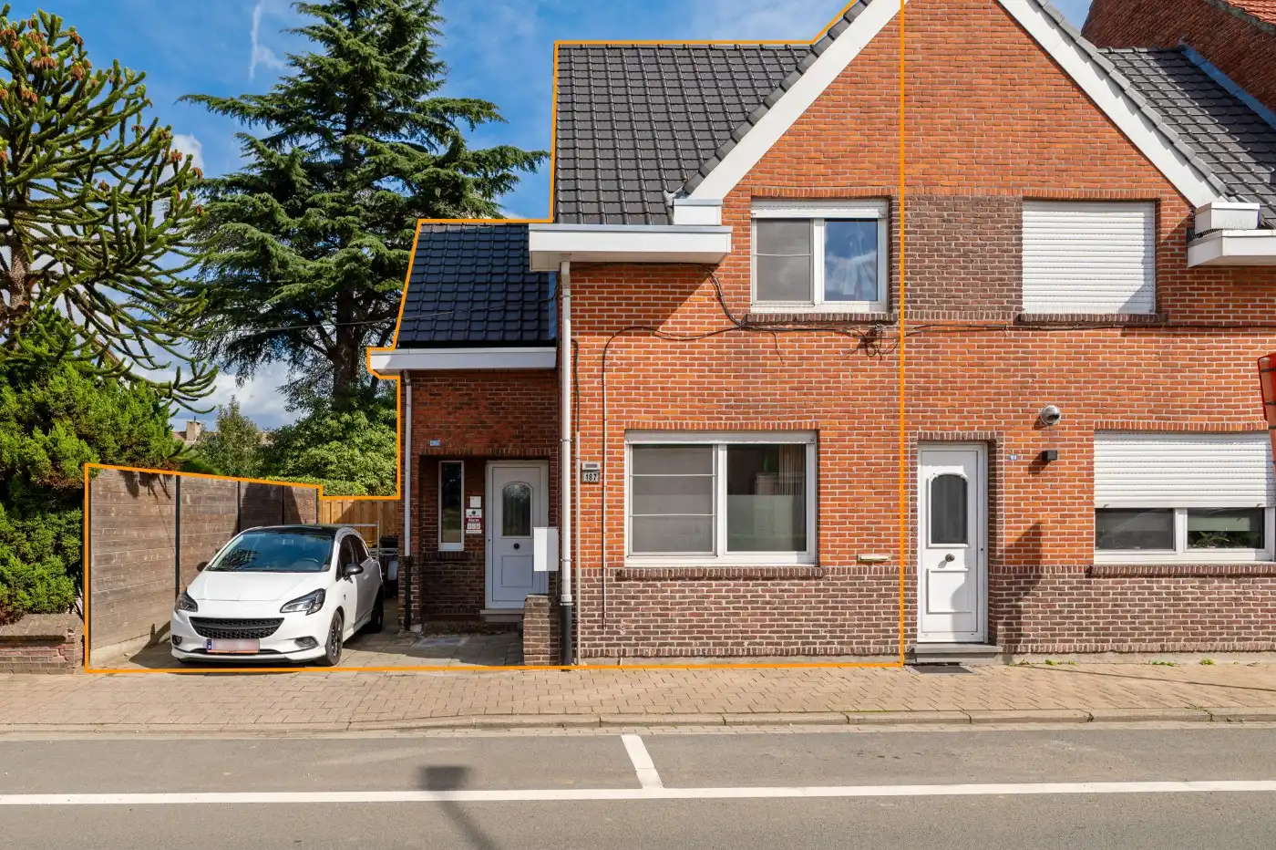 Toffe halfopen ééngezinswoning met 2 slpk., garage/werkplaats én ruime tuin foto {{pictureIndex}}