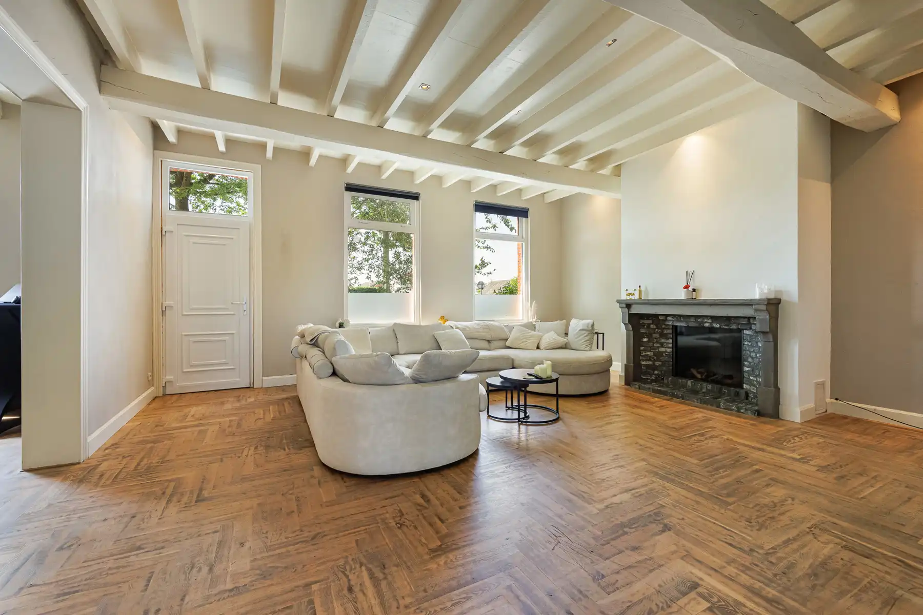 Ruime gezinswoning met 4 slaapkamers op een perceel van 610m². foto 2
