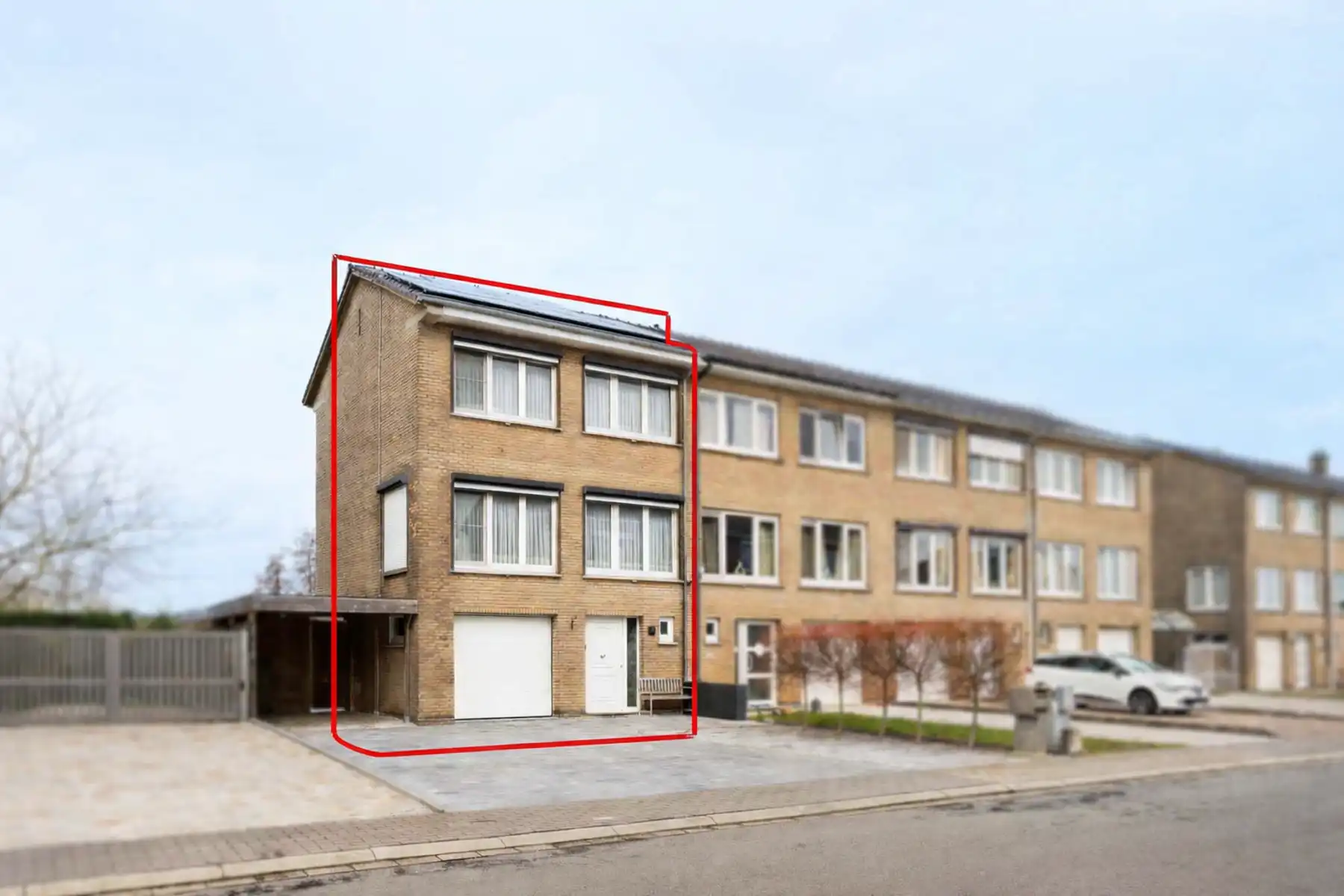 Gerenoveerde bel-etage woning met garage in rustige woonwijk. foto {{pictureIndex}}