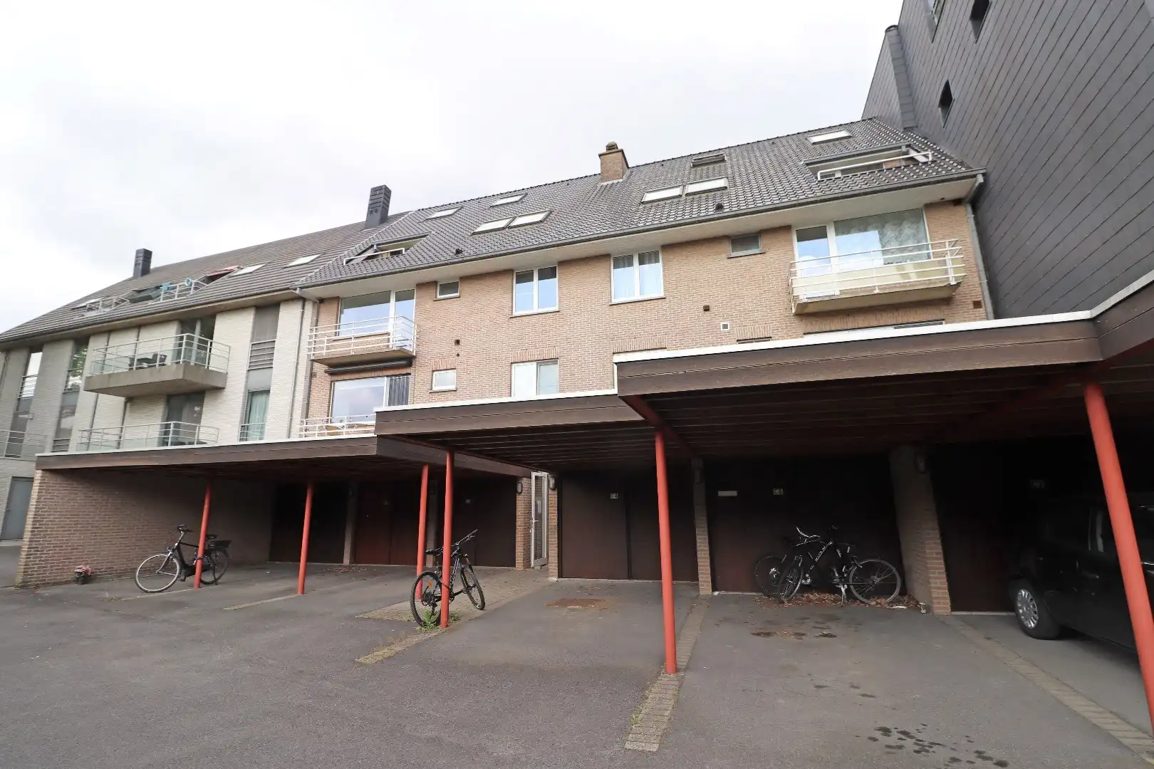 Leuk dakappartement met carport foto 11
