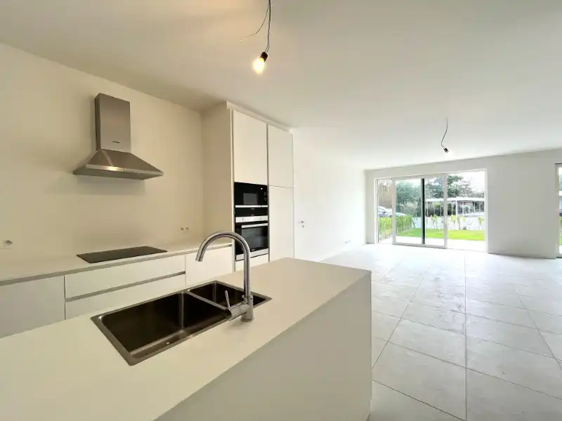 Energiezuinig 2 slpkm appartement met terras, tuin en staanplaats foto 9