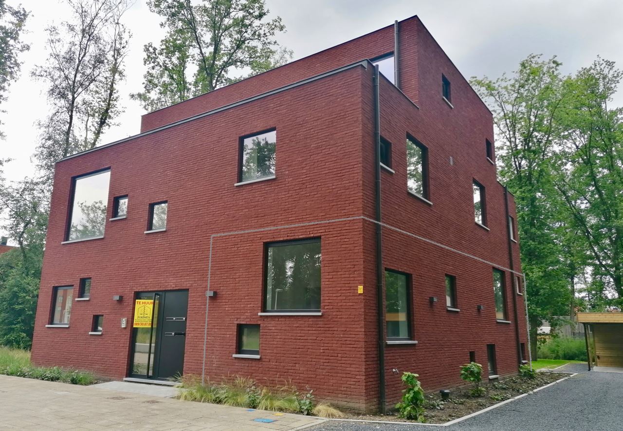 Genk, Busweg 3 bus 2 – Energiezuinig duplexappartement met 2 slaapkamers, ruim terras, autostaanplaats,... rustig gelegen op wandelafstand van het centrum. foto {{pictureIndex}}