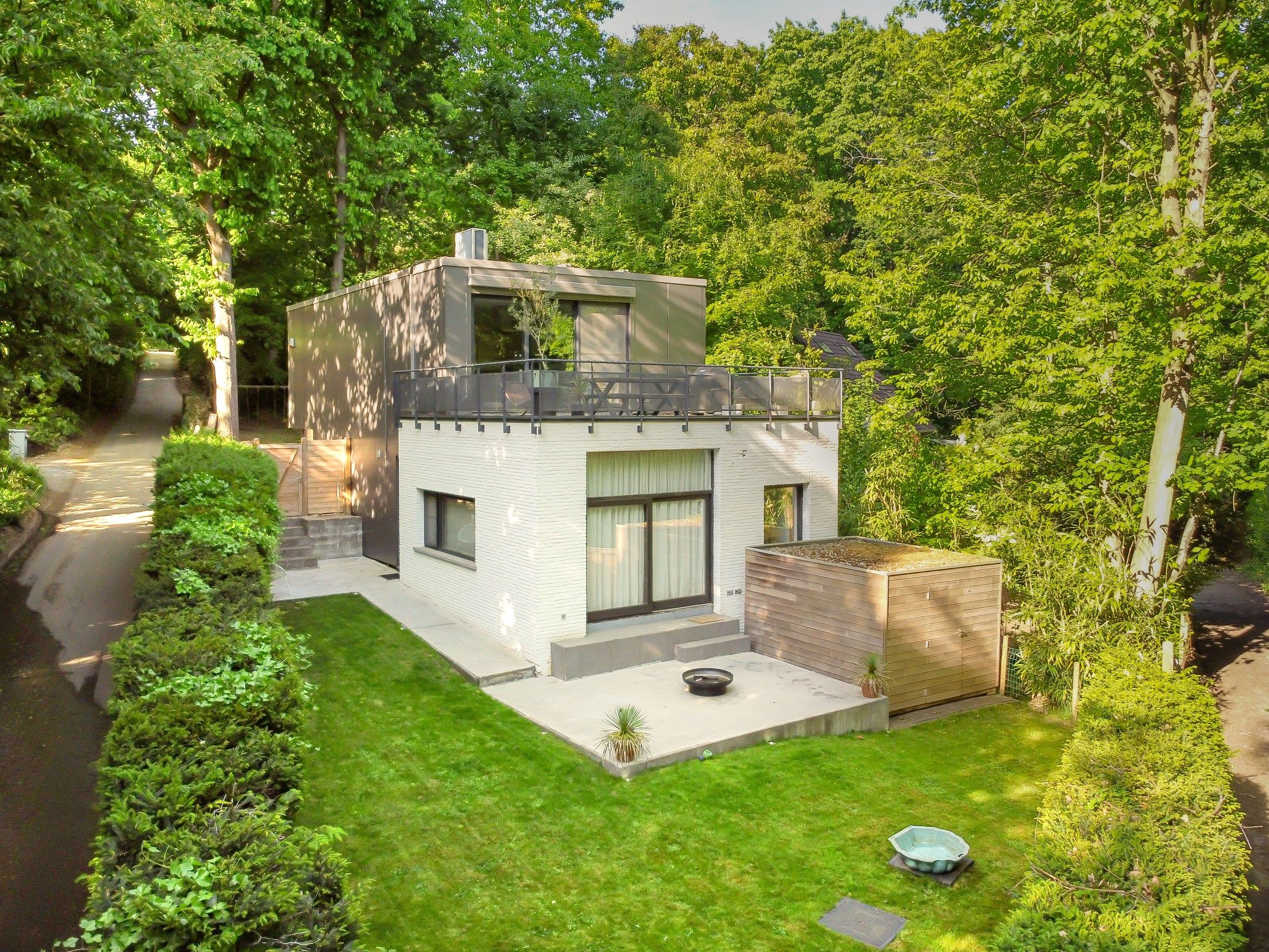 Architecturale woning in bosrijke omgeving. foto {{pictureIndex}}
