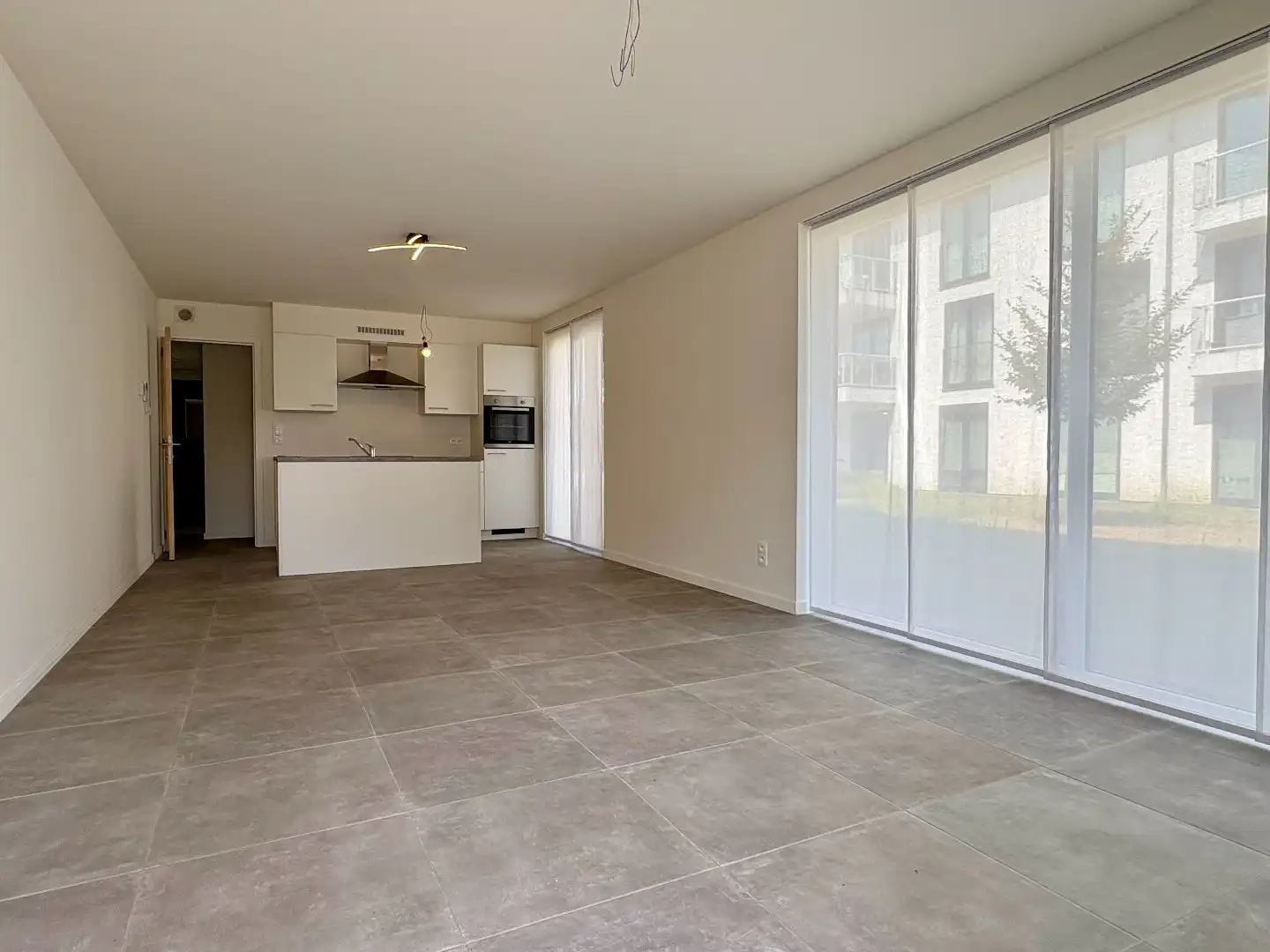 Modern gelijkvloers appartement met 2 slaapkamers, lichtrijke leefruimte en terras dichtbij Kortrijk.  foto 4