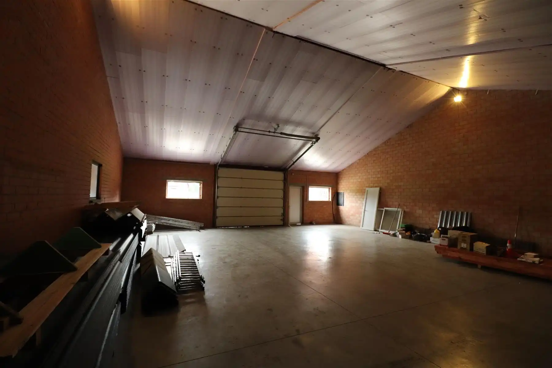 Opslagruimte van ong. 192 m², zijnde de linker opslagruimte achteraan gelegen. foto 6