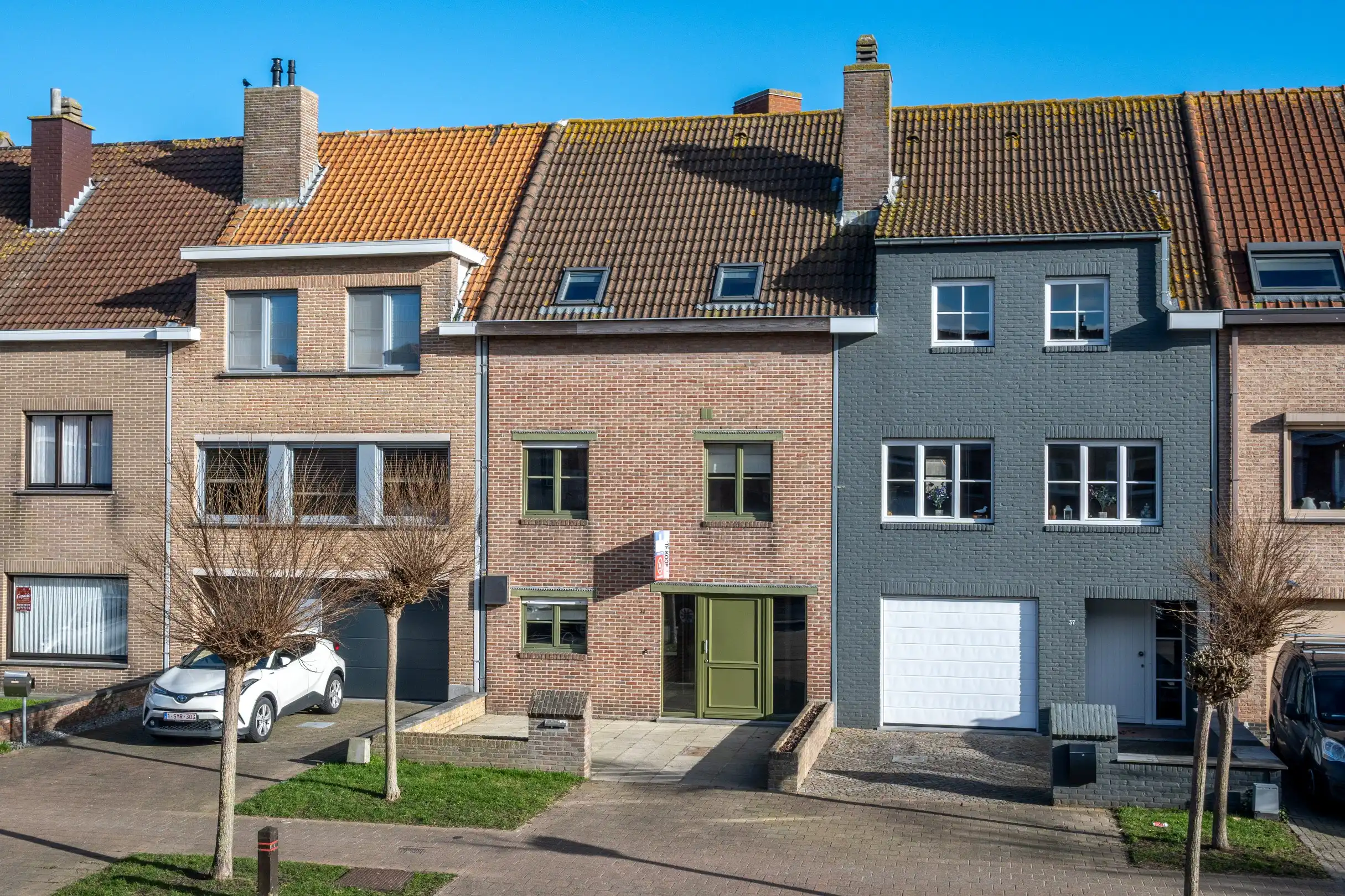 Moderne stadswoning met parking & tuin te Heist foto {{pictureIndex}}