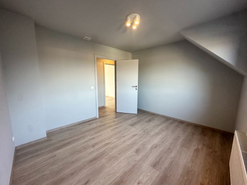 Instapklaar (volledig opgeschilderd) duplexappartement met 2 ruime slpk., terras, ondergrondse autostpl + kelderberging foto 16