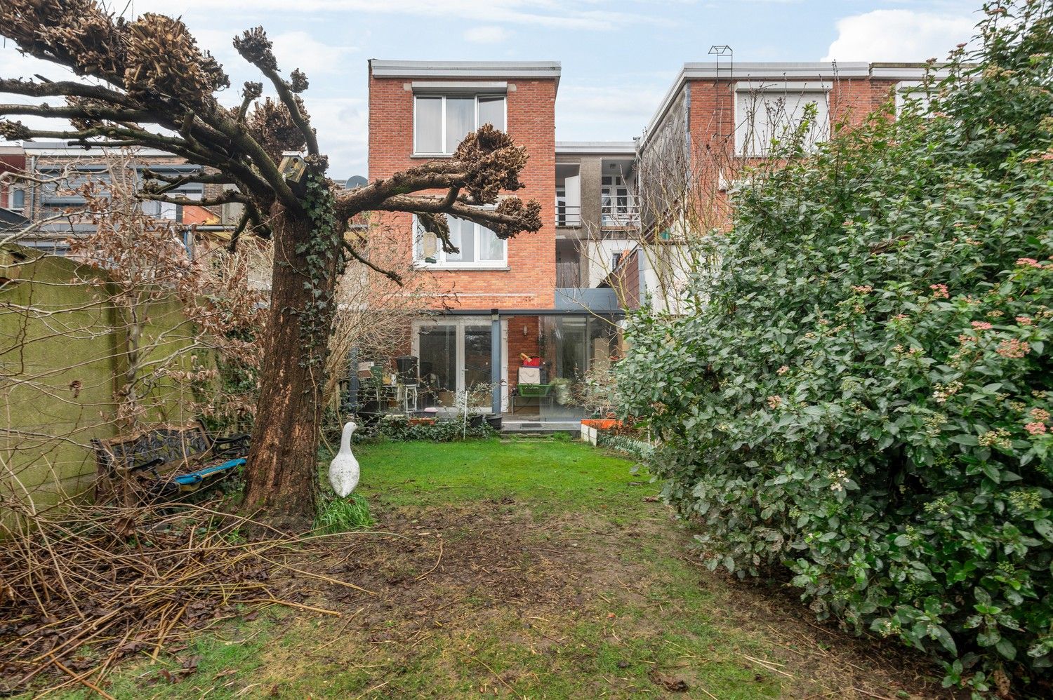 Hoofdfoto van de publicatie: Gerenoveerd gelijkvloers appartement met 1 SLPK en tuin in Deurne.