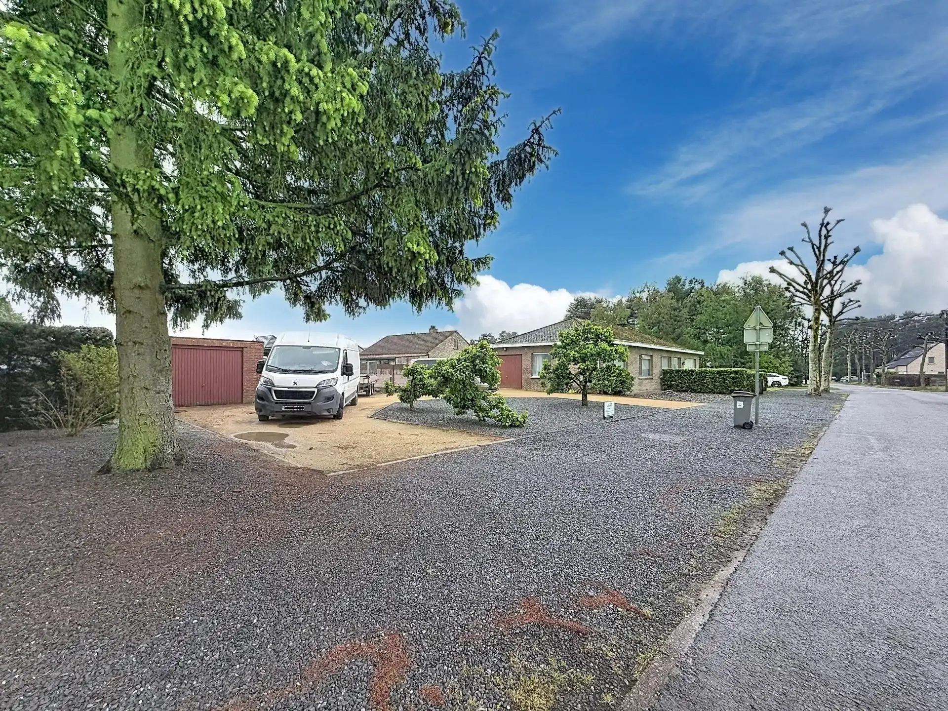 Te renoveren gelijkvloerse woning met 3 slaapkamers op een ruim perceel. foto 2