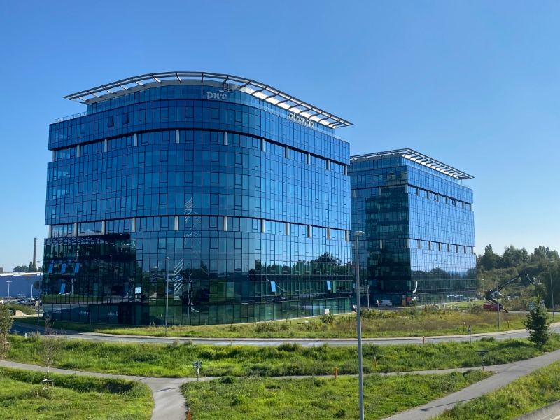 Moderne kantoren in de Blue Towers aan Ghelamco arena foto 2