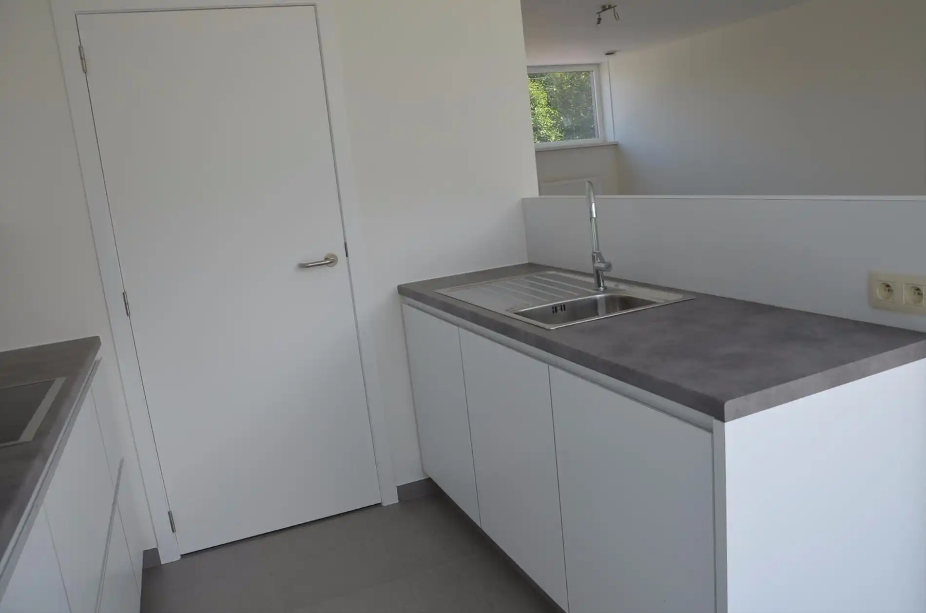 Halfopen nieuwbouwwoning met tuin, carport foto 8