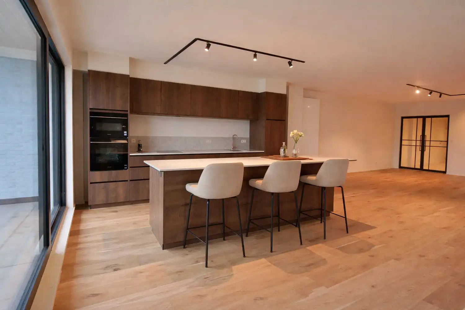 Compleet gerenoveerd appartement van 206 m² met 3 slaapkamers en 2 badkamers, gelegen aan de stadsrand van Hasselt foto 3