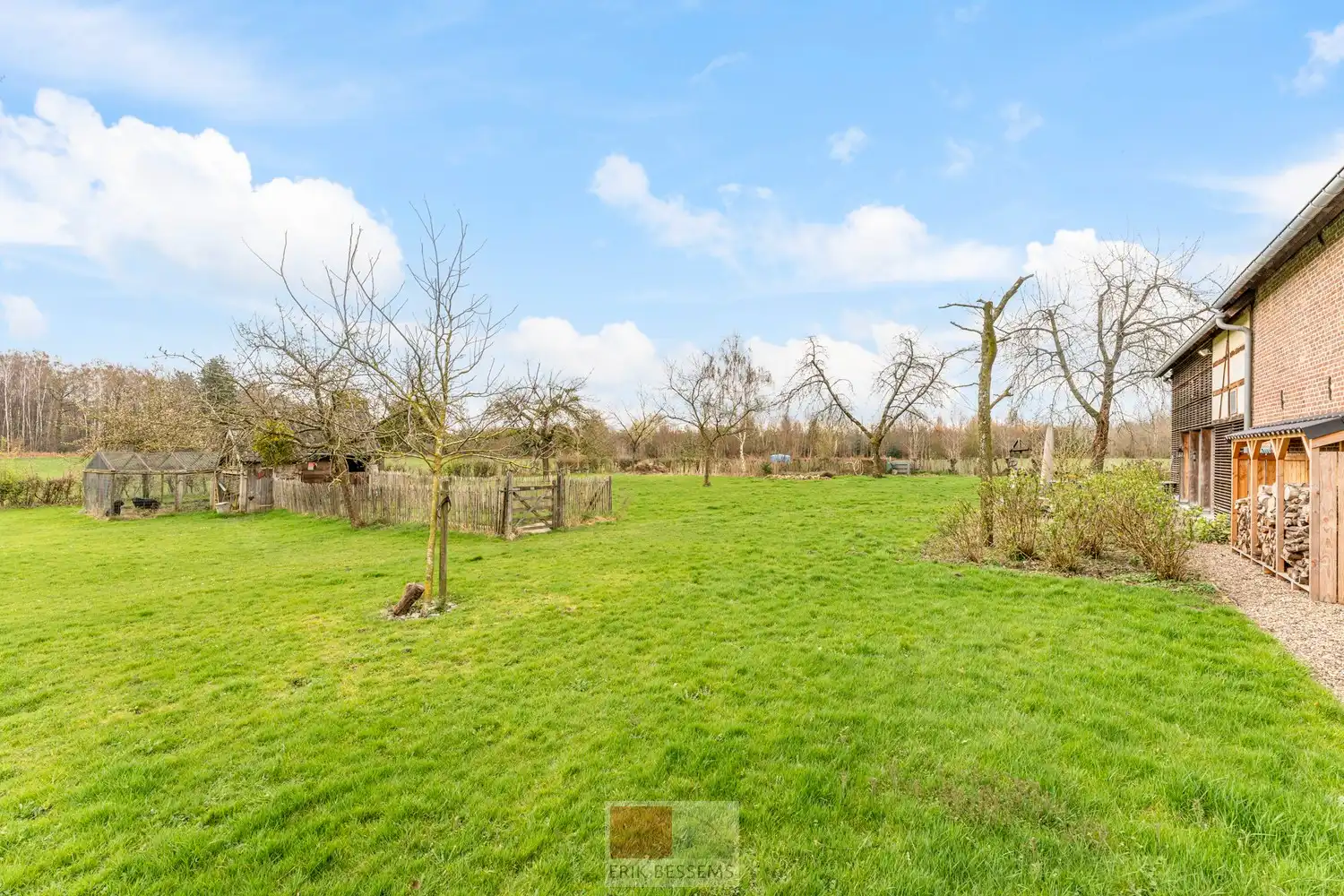 Een zeer karaktervol woonerf van maar liefst 3996 m² met bijzondere uitstraling, bestaande uit een prachtige hoofdwoning (voormalige schuur en stallen) en een charmant vakwerkhuis. foto 40