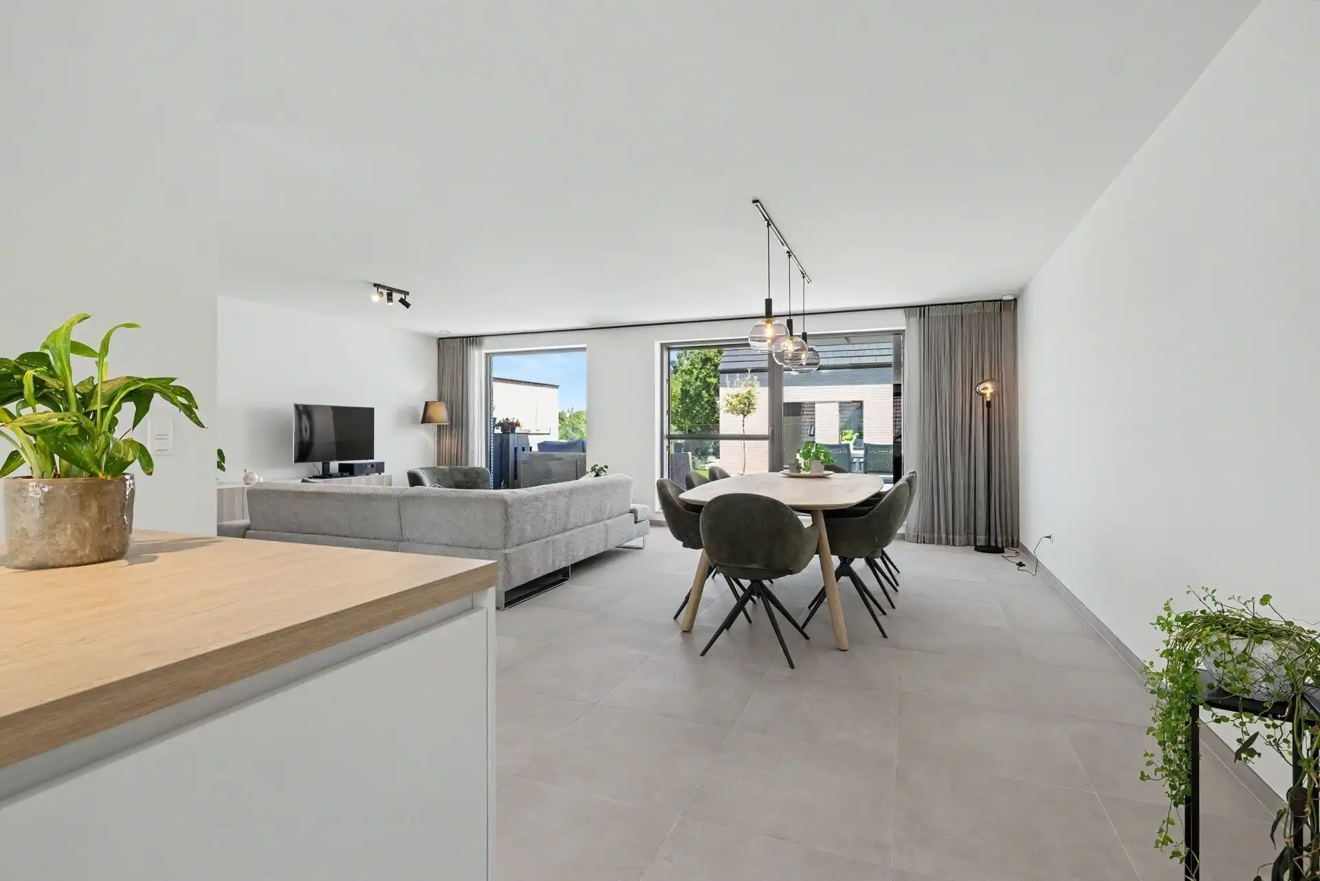 Ruime triplex woning met 3 slaapkamers en 2 parkeerplaatsen nabij het centrum van Stekene (159m²) foto 4