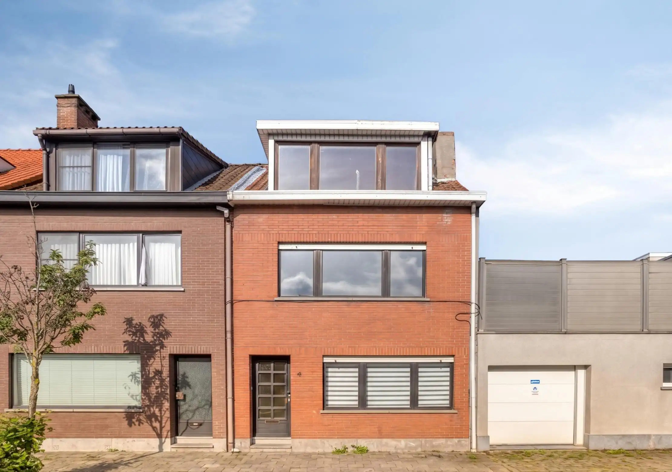 Hoofdfoto van de publicatie: Te renoveren huis met 5 slaapkamers te koop in de Elsdonkwijk te Wilrijk
