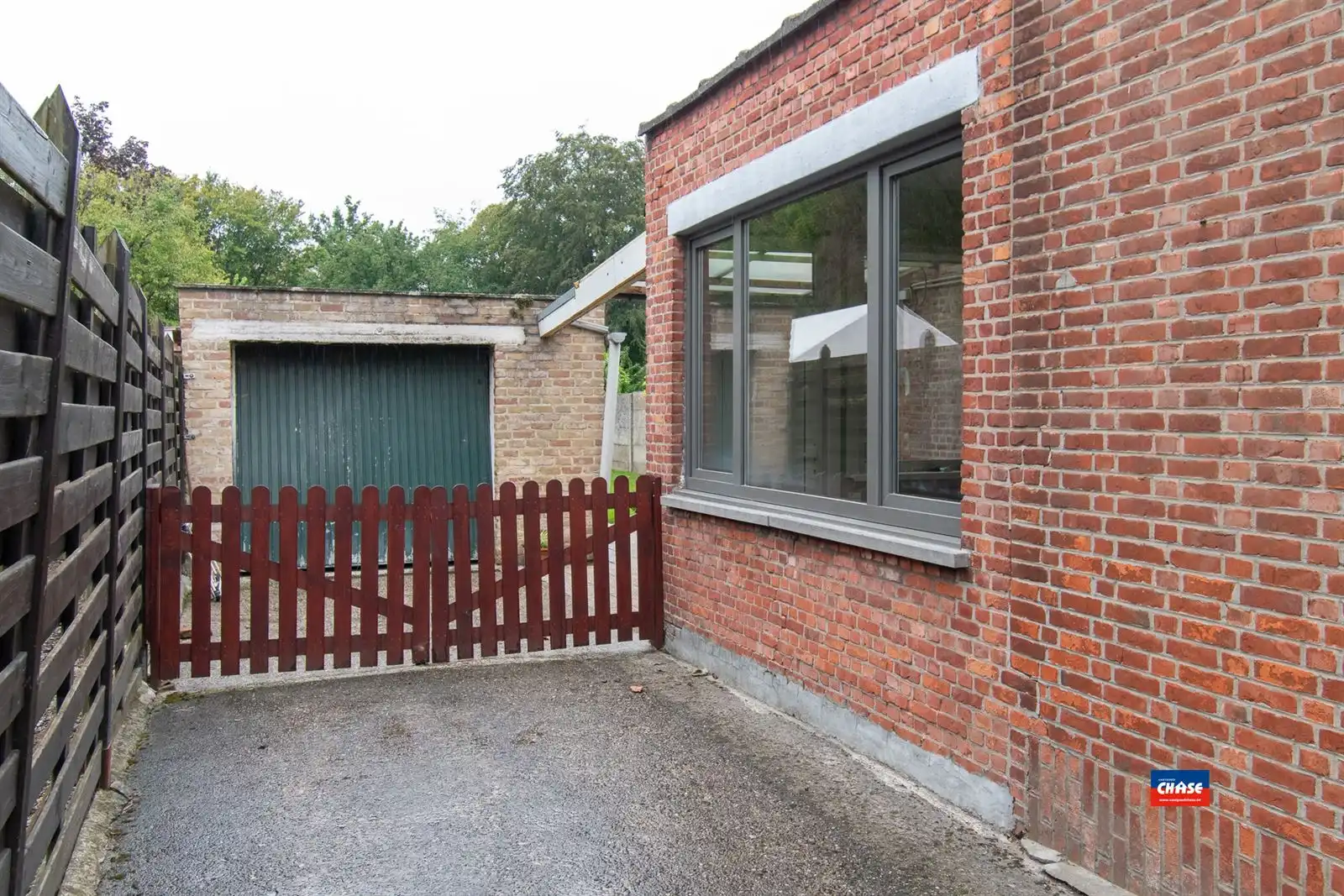HOB met drie slaapkamers, garage en grote tuin foto 2