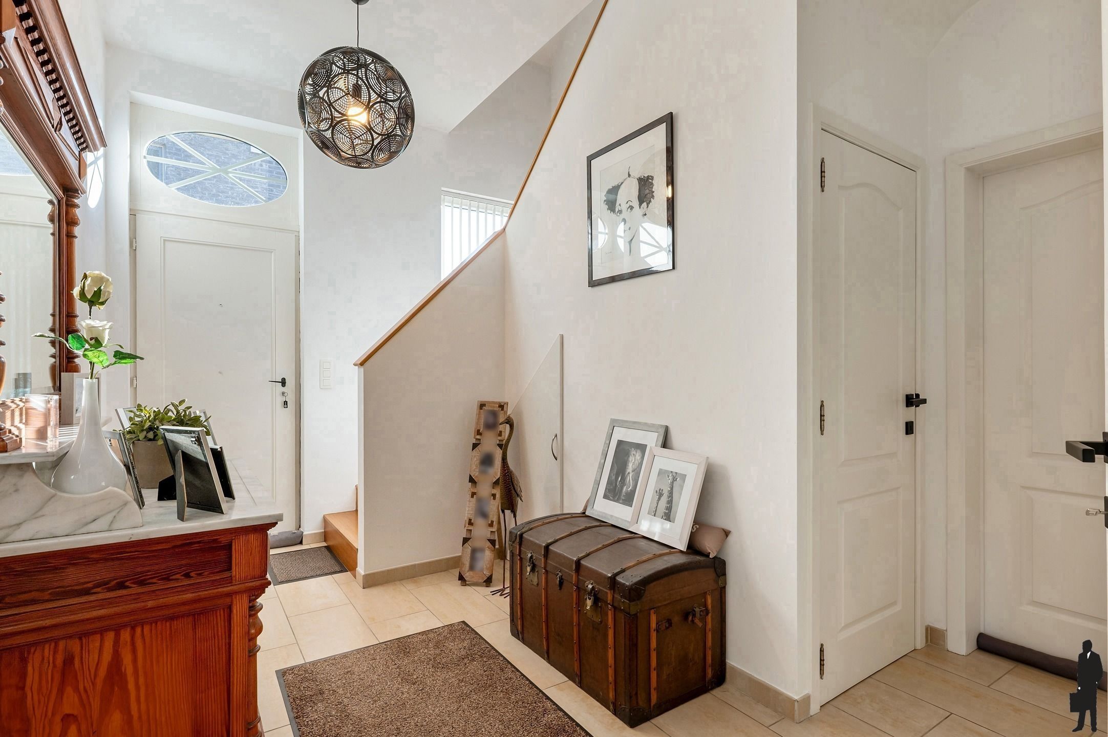 Ruime woning (ca. 225m²) met 3 grote slk’s, garage en mooie tuin op 726m² foto 3