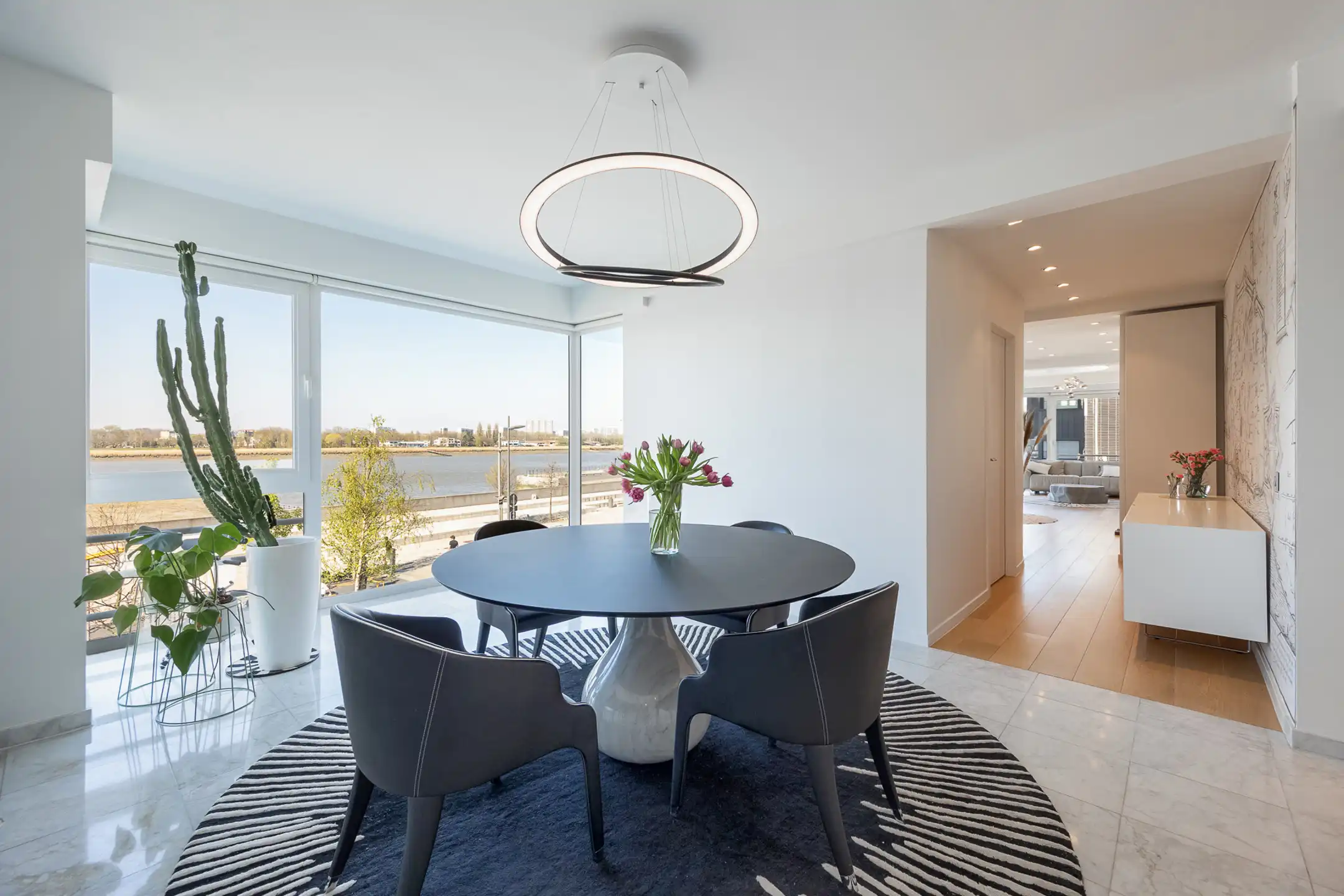 ANTWERPEN-KAAIEN - Frontaal zicht op de Schelde foto 5