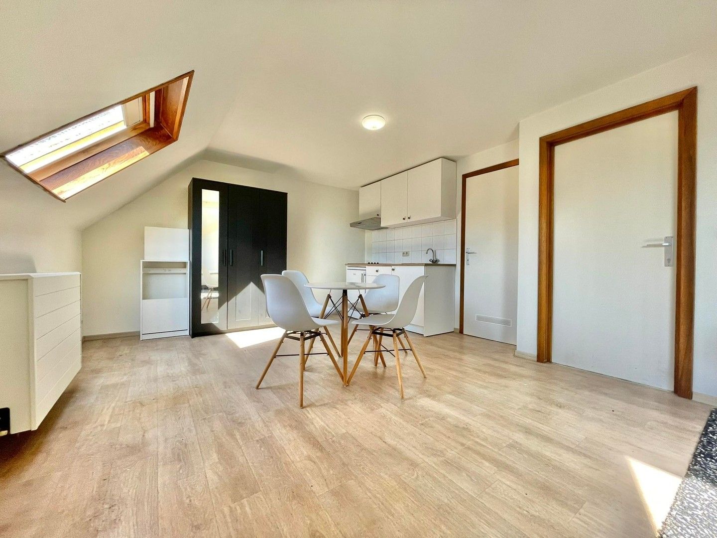 Studio in de dakverdieping met aparte badkamer foto 2