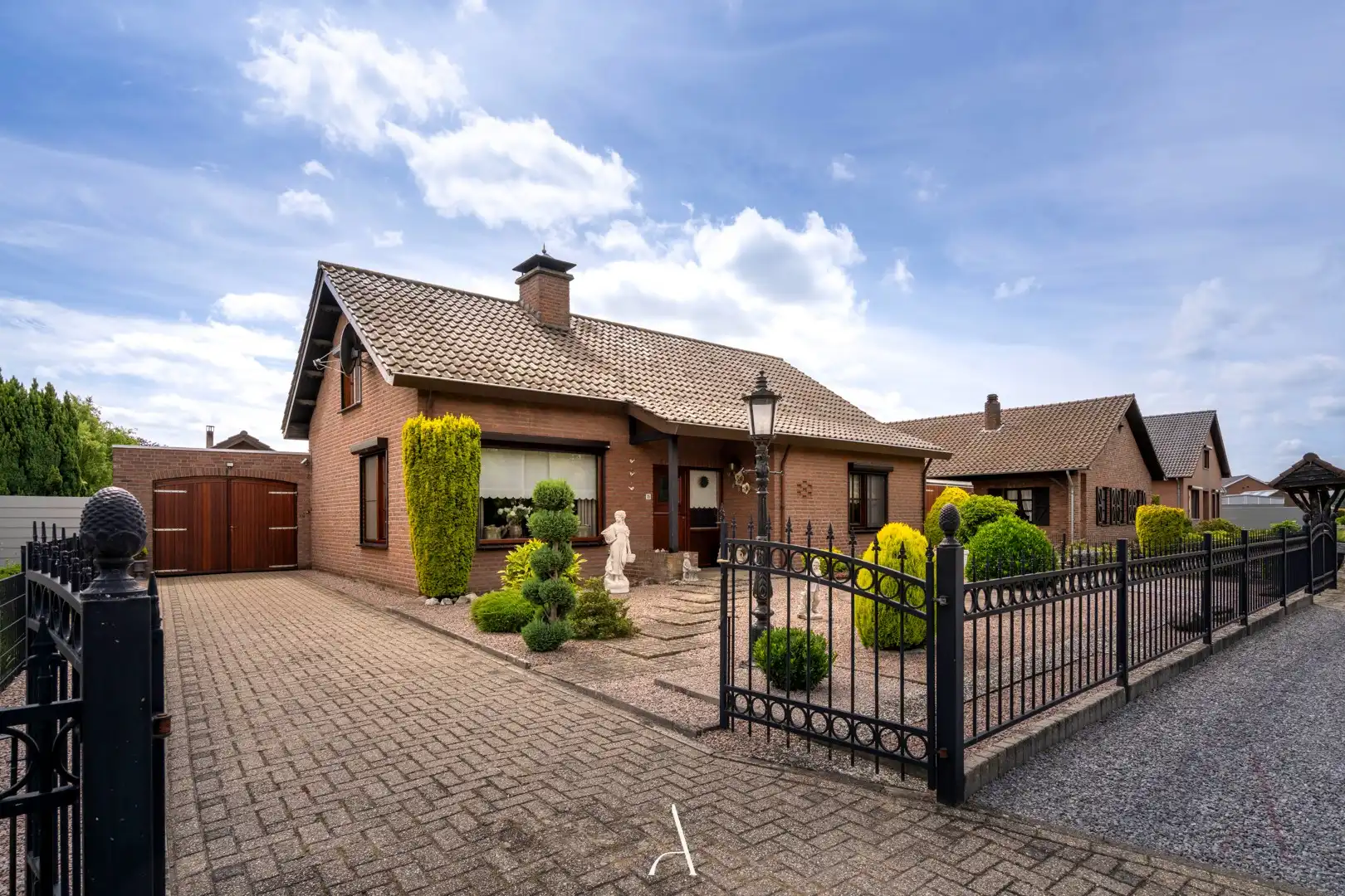 Instapklare gezinswoning met verwarmd zwembad en levensbestendige indeling op 840 m² foto 2