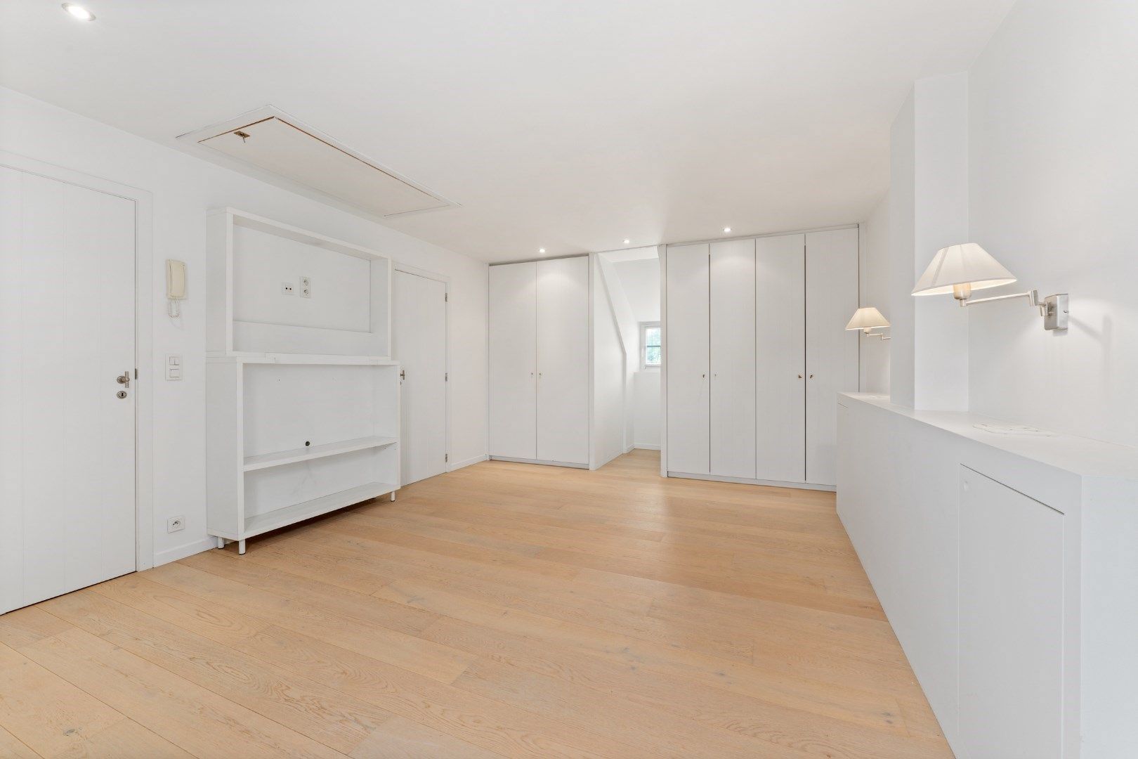 UITZONDERLIJK: Zeer gezellige ongemeubelde woning met 4 slaapkamers op enkele passen van het Oosthoekplein! foto 11