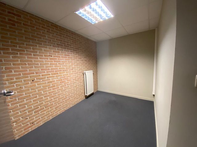 Handelsruimte  (+-190m²) met 6 autostaanplaatsen centrum Geel. foto 11