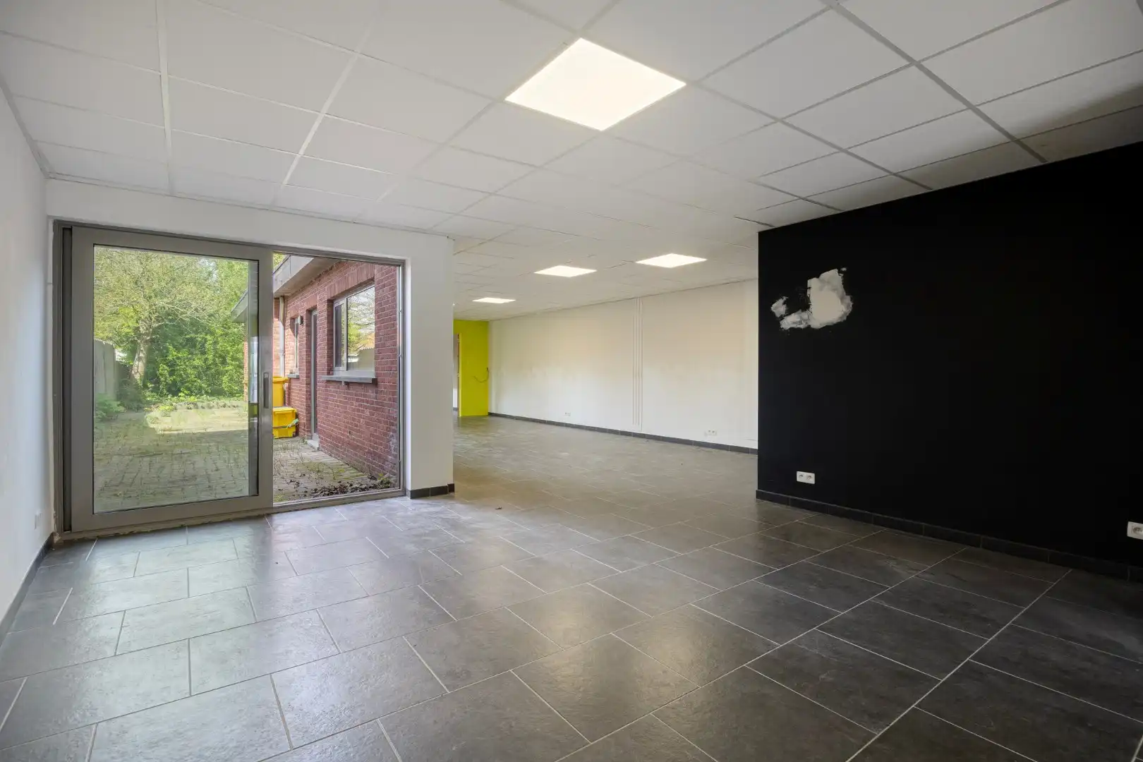 Commercieel gelegen handelspand met appartement met 3 slaapkamers en leuke stadstuin ! foto 6