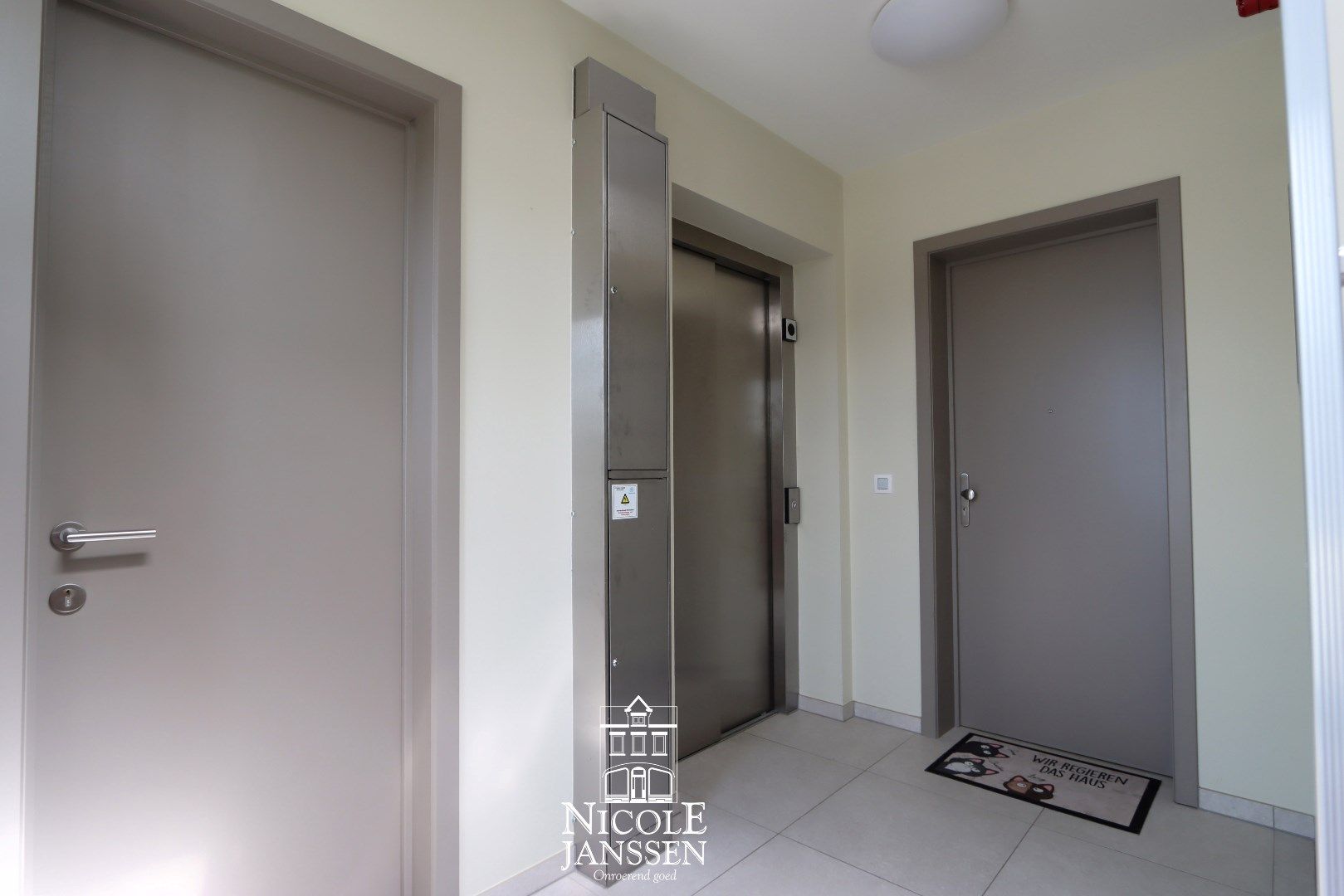 Ruim ingedeeld penthouse met drie slaapkamers en ruim terras in het centrum  foto 3