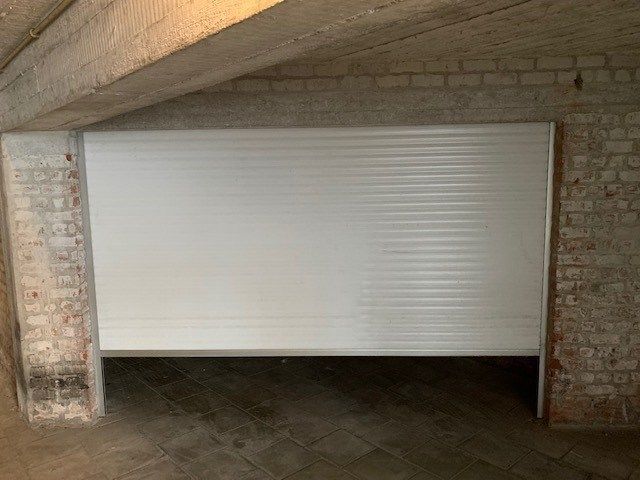 Gesloten garagebox met elektriciteit en verlicht. foto 3