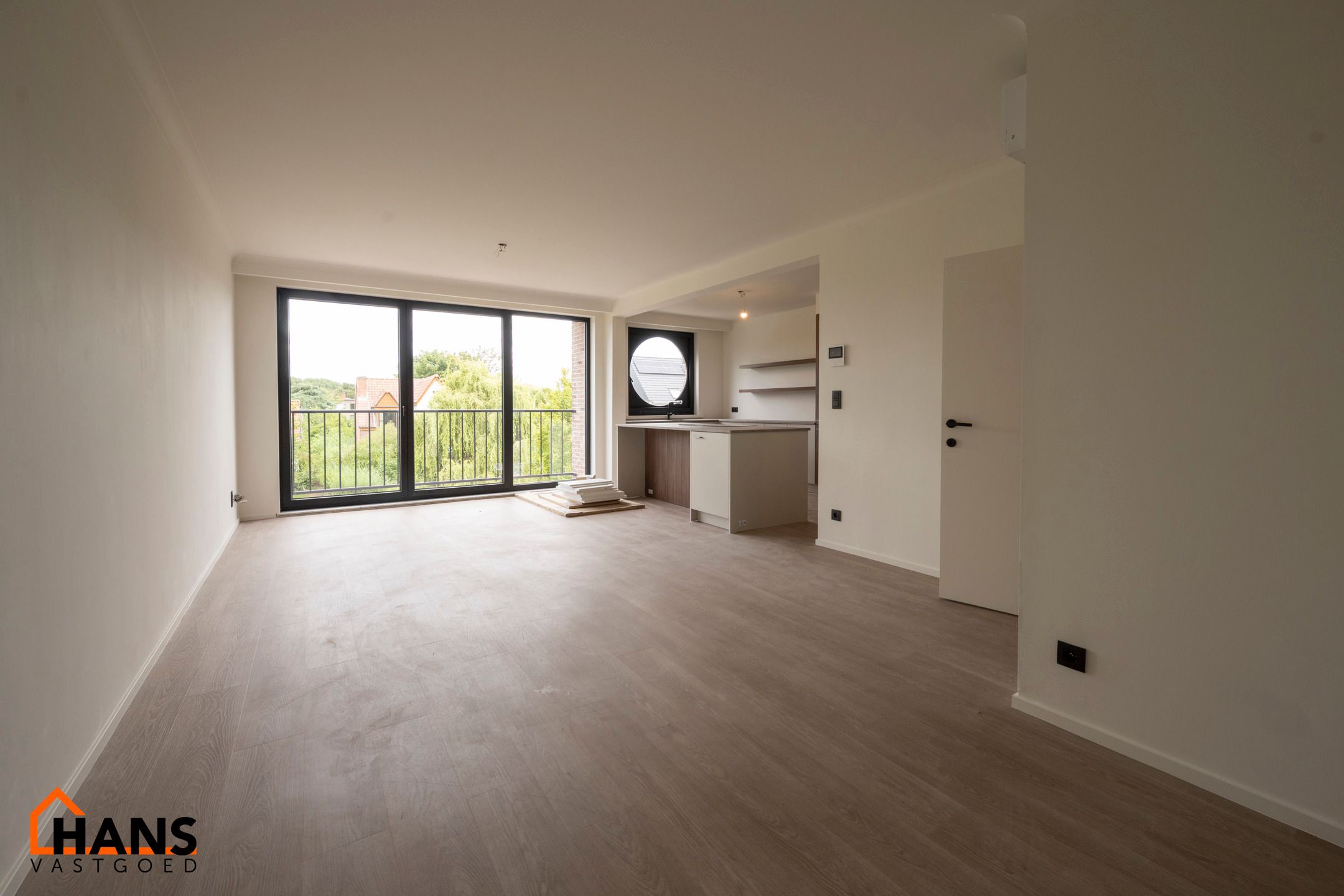 Ruim, gerenoveerd appartement met garagebox foto {{pictureIndex}}
