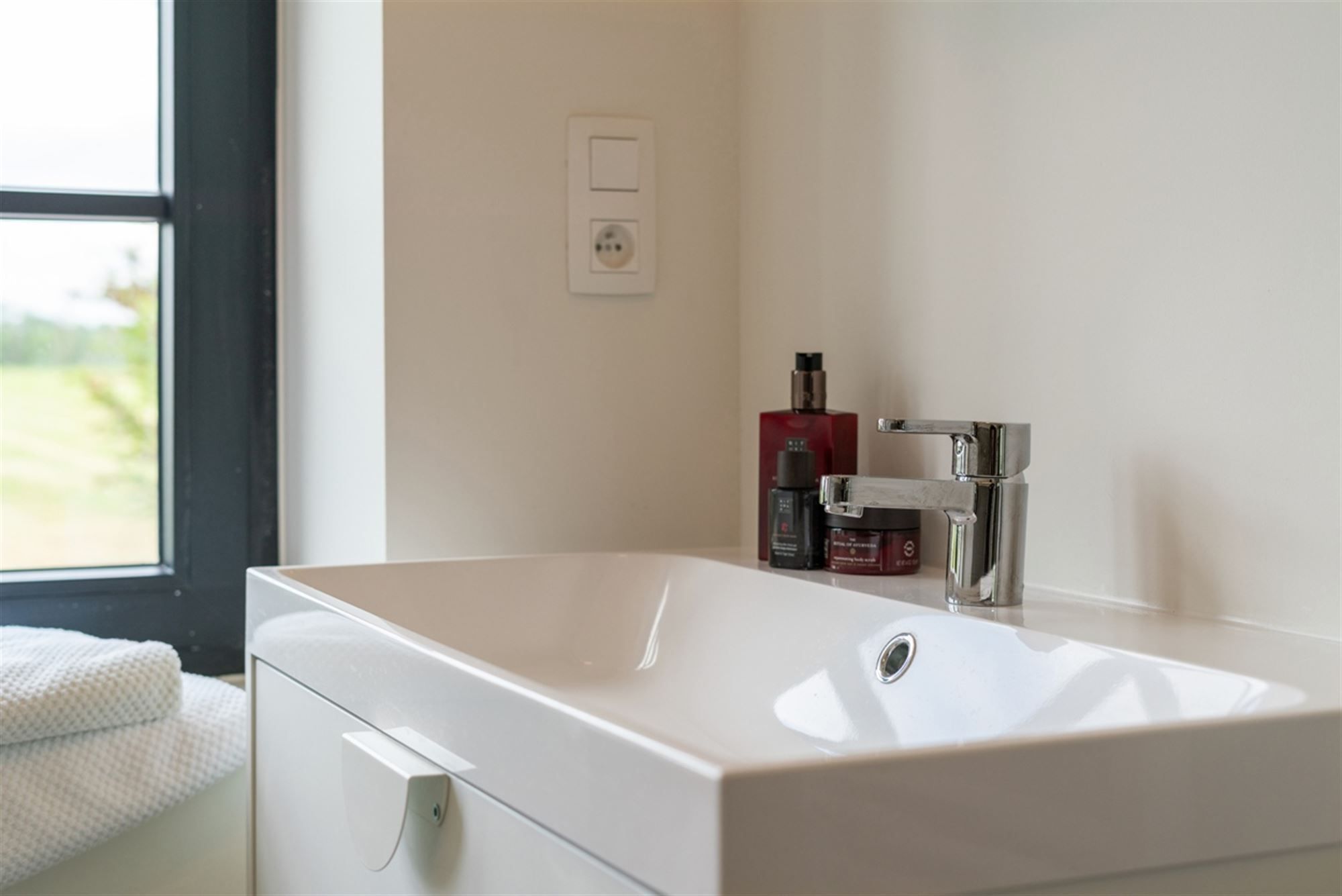 Stijlvolle, volledig gerenoveerde, INSTAPKLARE / WOONKLARE WONING (HOB) met 3 slaapkamers, 2 badkamers en garage op 756 m² foto 19