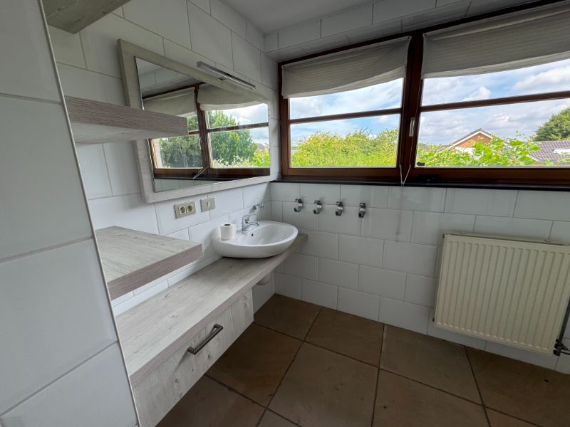 TE HUUR villa in rustige buurt foto 21