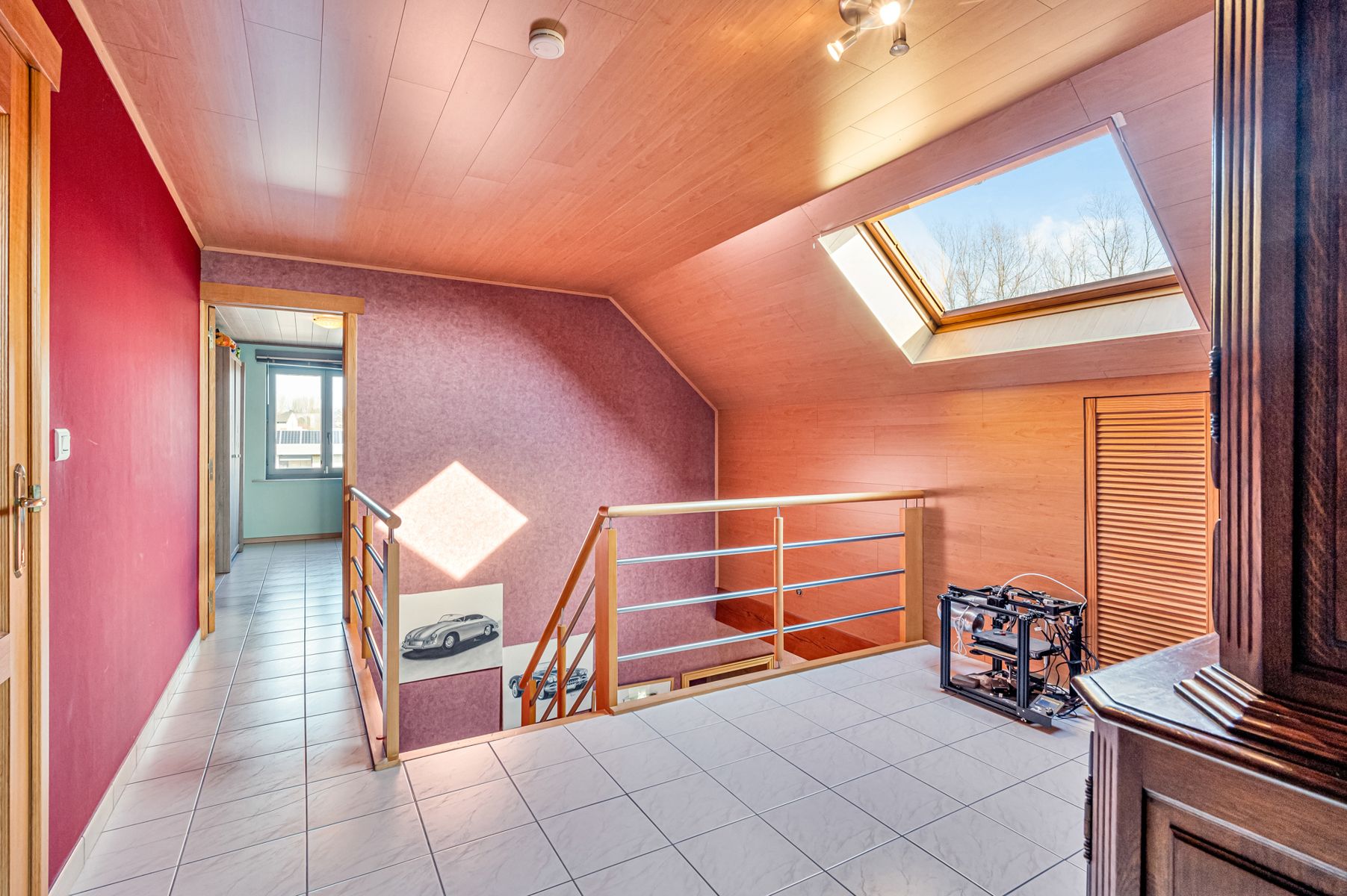 Ruime open bebouwing met zonnepanelen in residentiële wijk foto 12