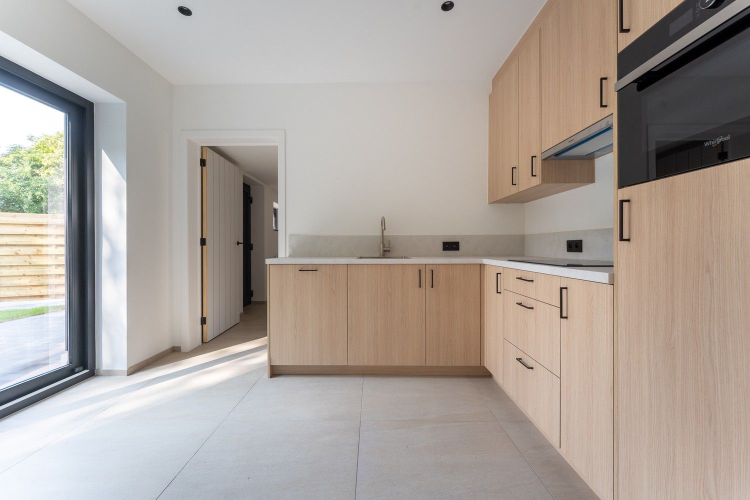 Volledig gerenoveerde gelijkvloerse woning met leuke tuin foto 12