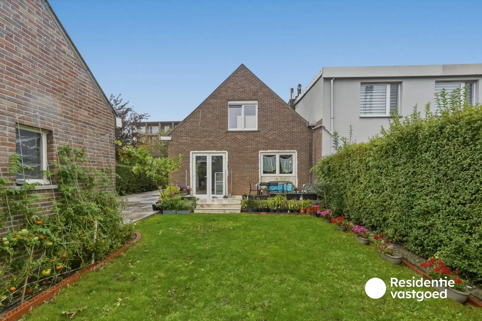 Halfopen woning met tuin en garage te koop foto 3