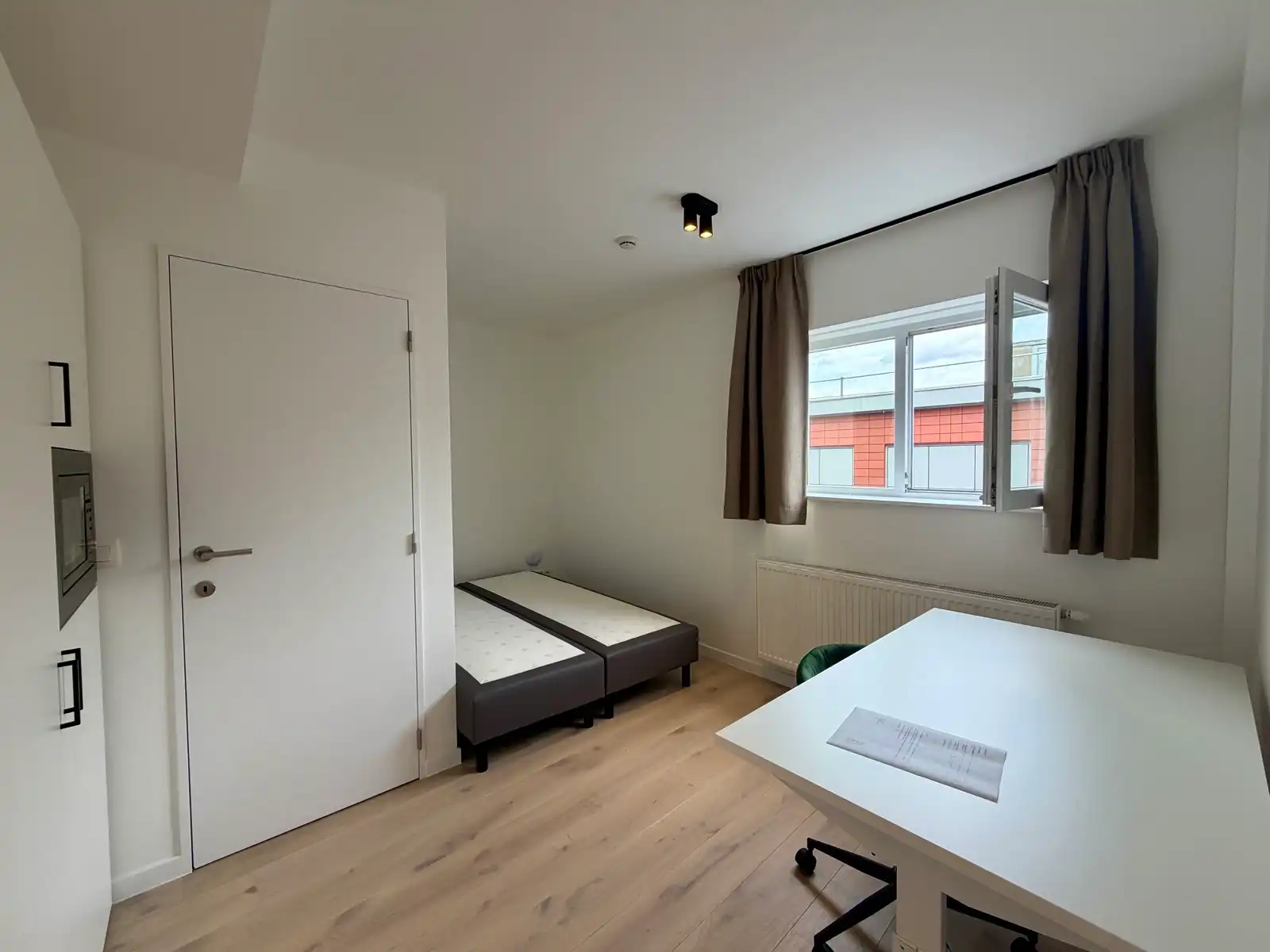 Lichtrijke studentenkamer met eigen badkamer op toplocatie foto 4