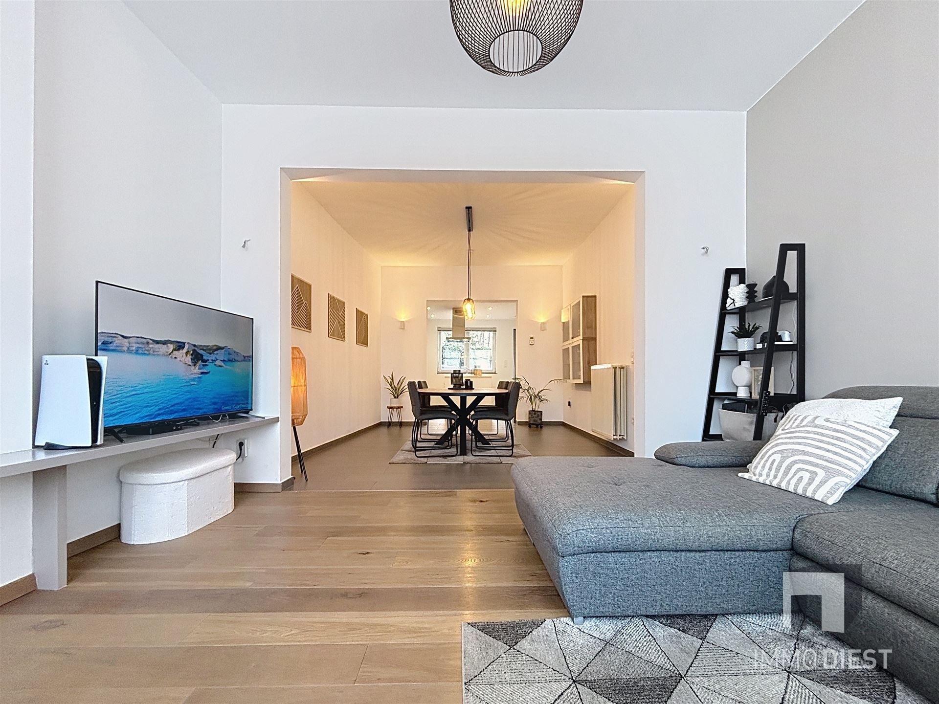 Trendy gerenoveerde woning met 3 slaapkamers foto 3
